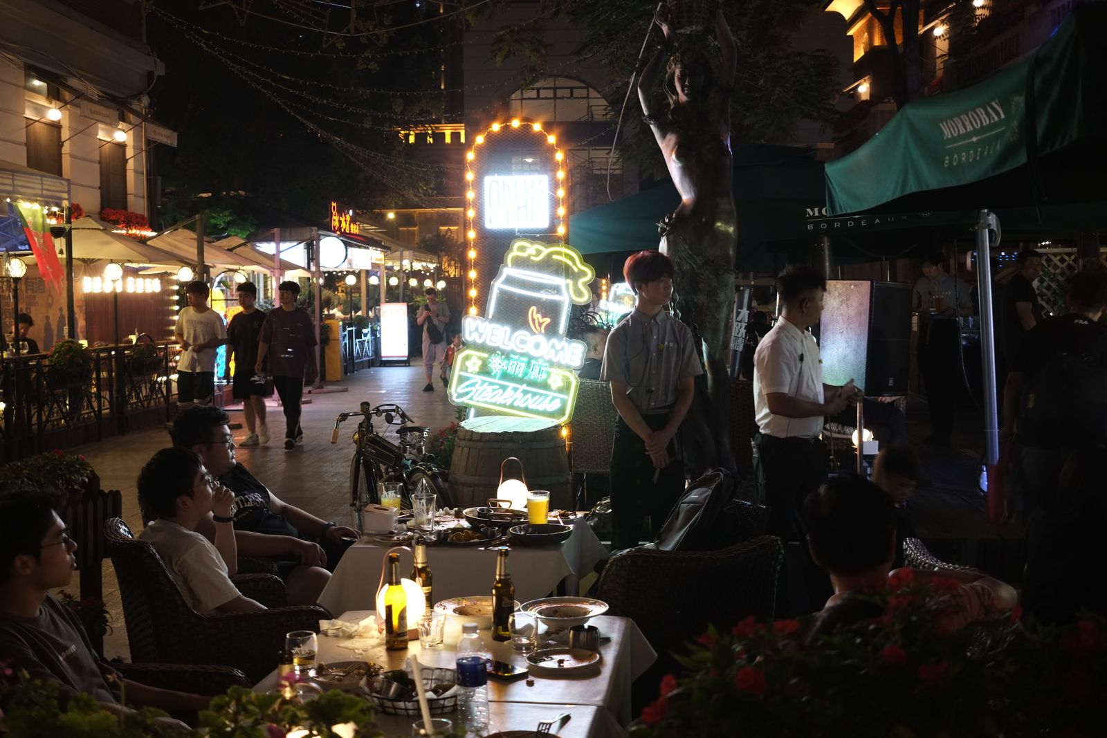 How to Meet New People in Bangkok