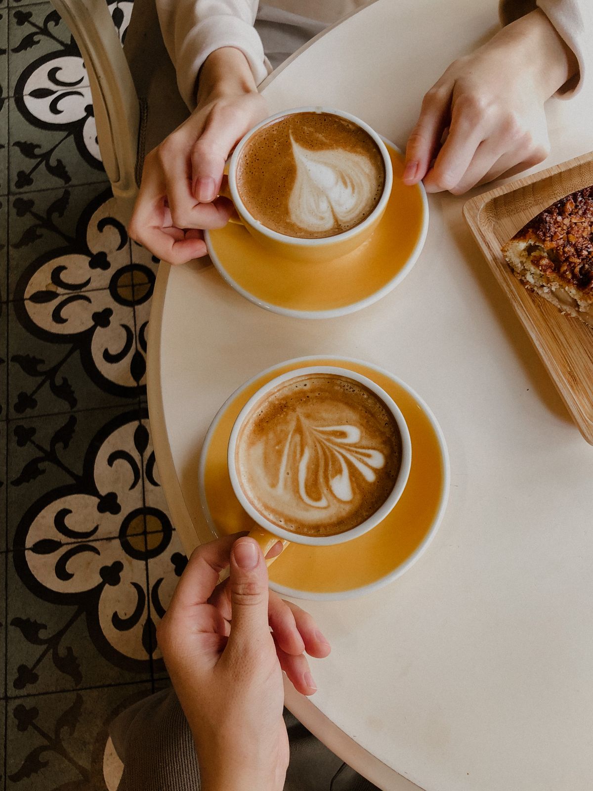 Friends around a café table with coffee and cake