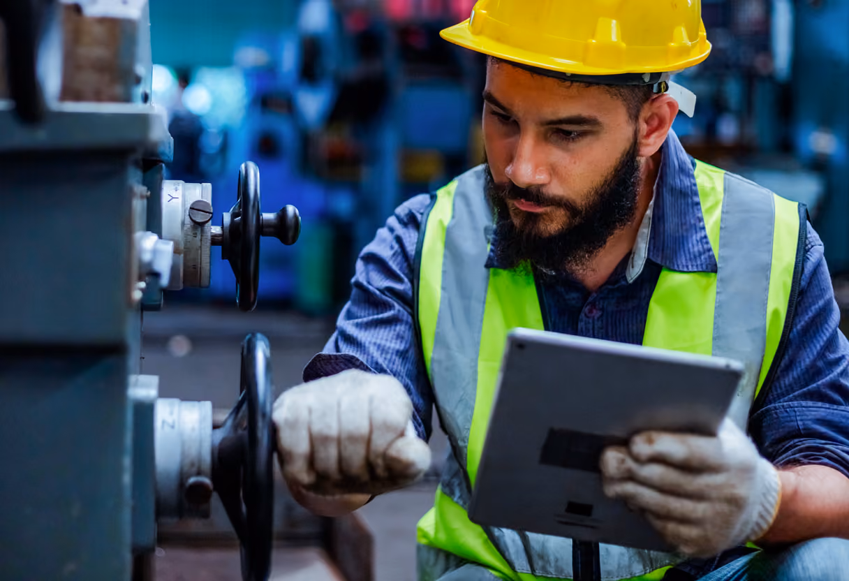 image depicting employees collaborating (for a manufacturing plant)