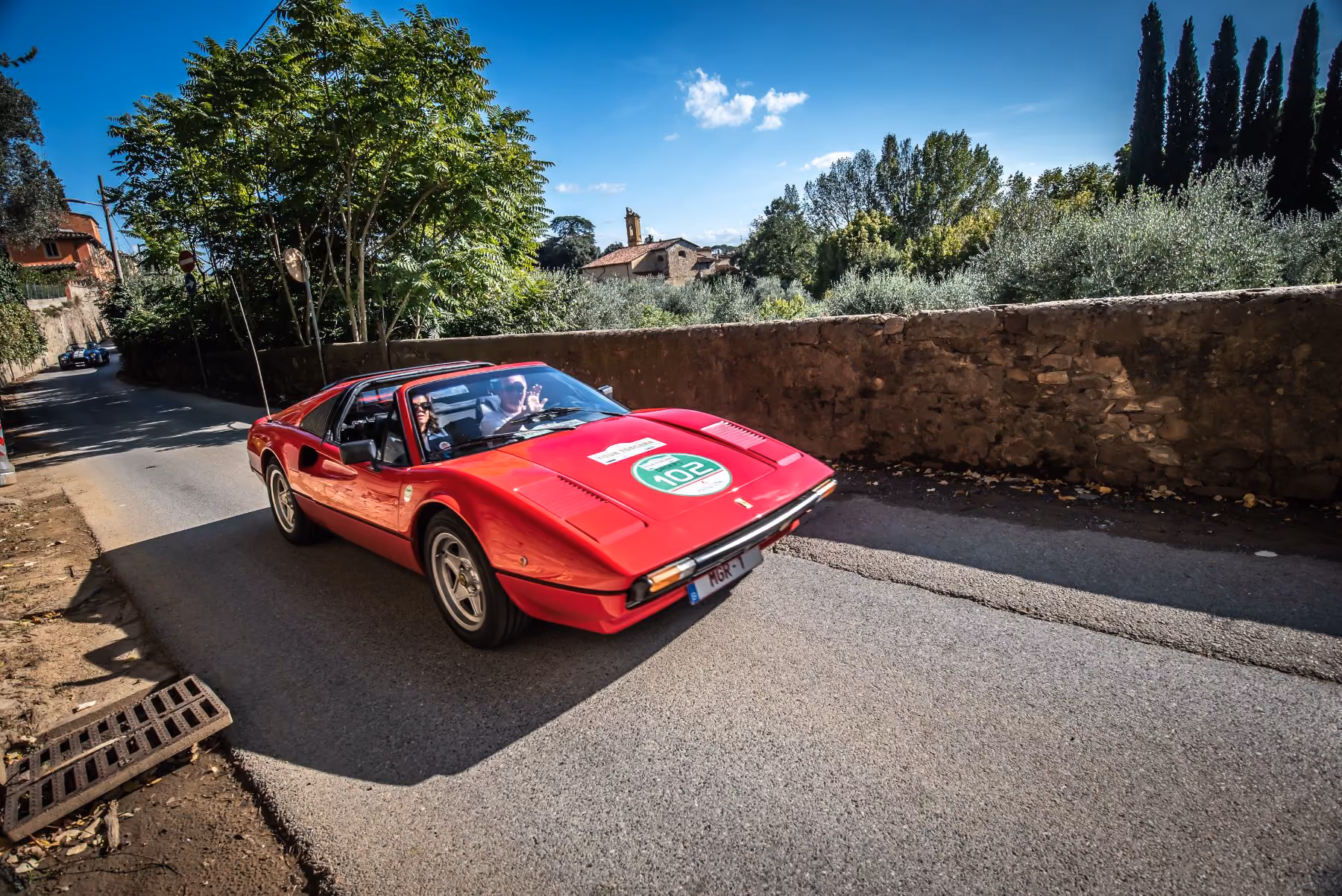 Ferrari 308 op een landweg in Toscane