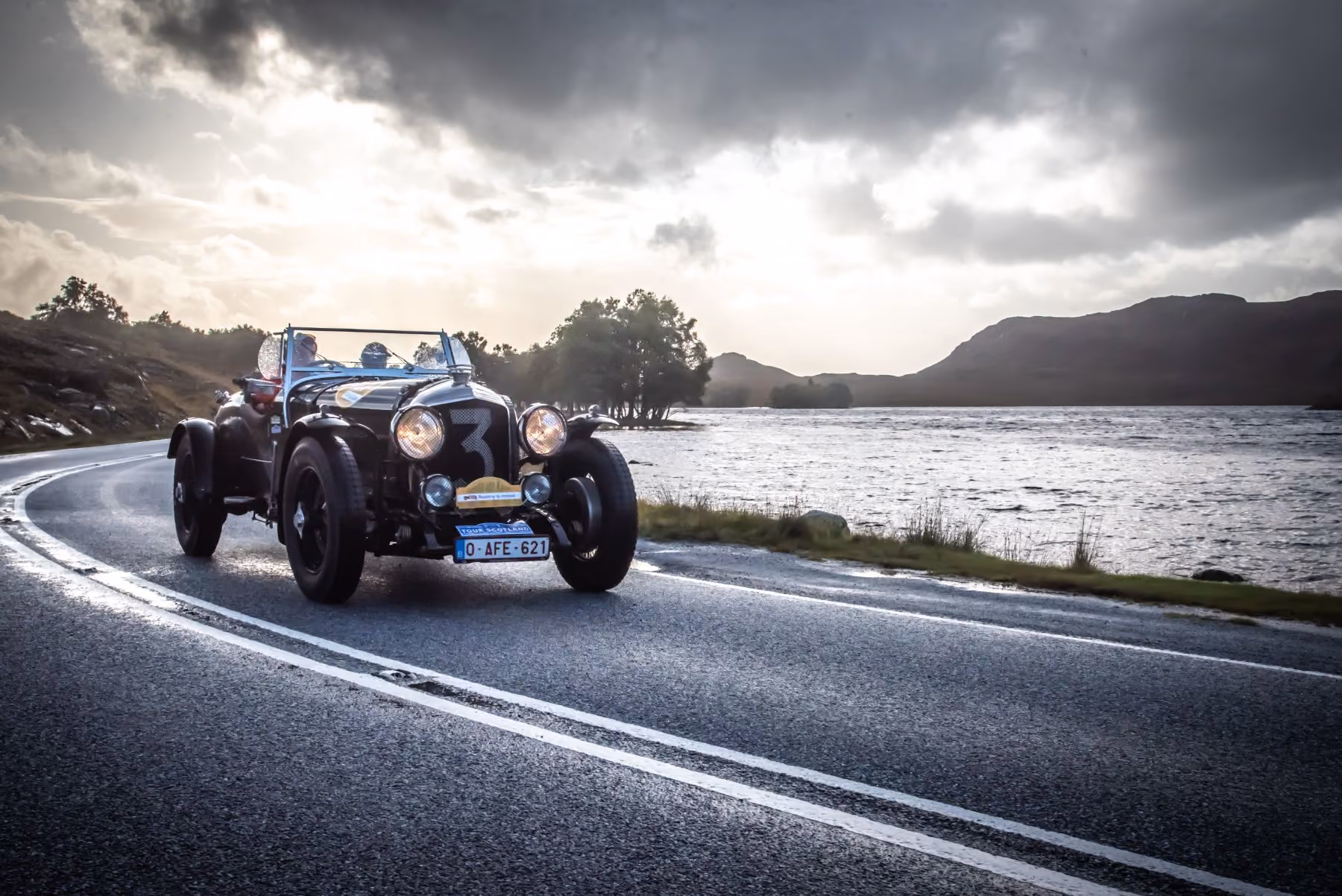 Vintage roadster aan het meer