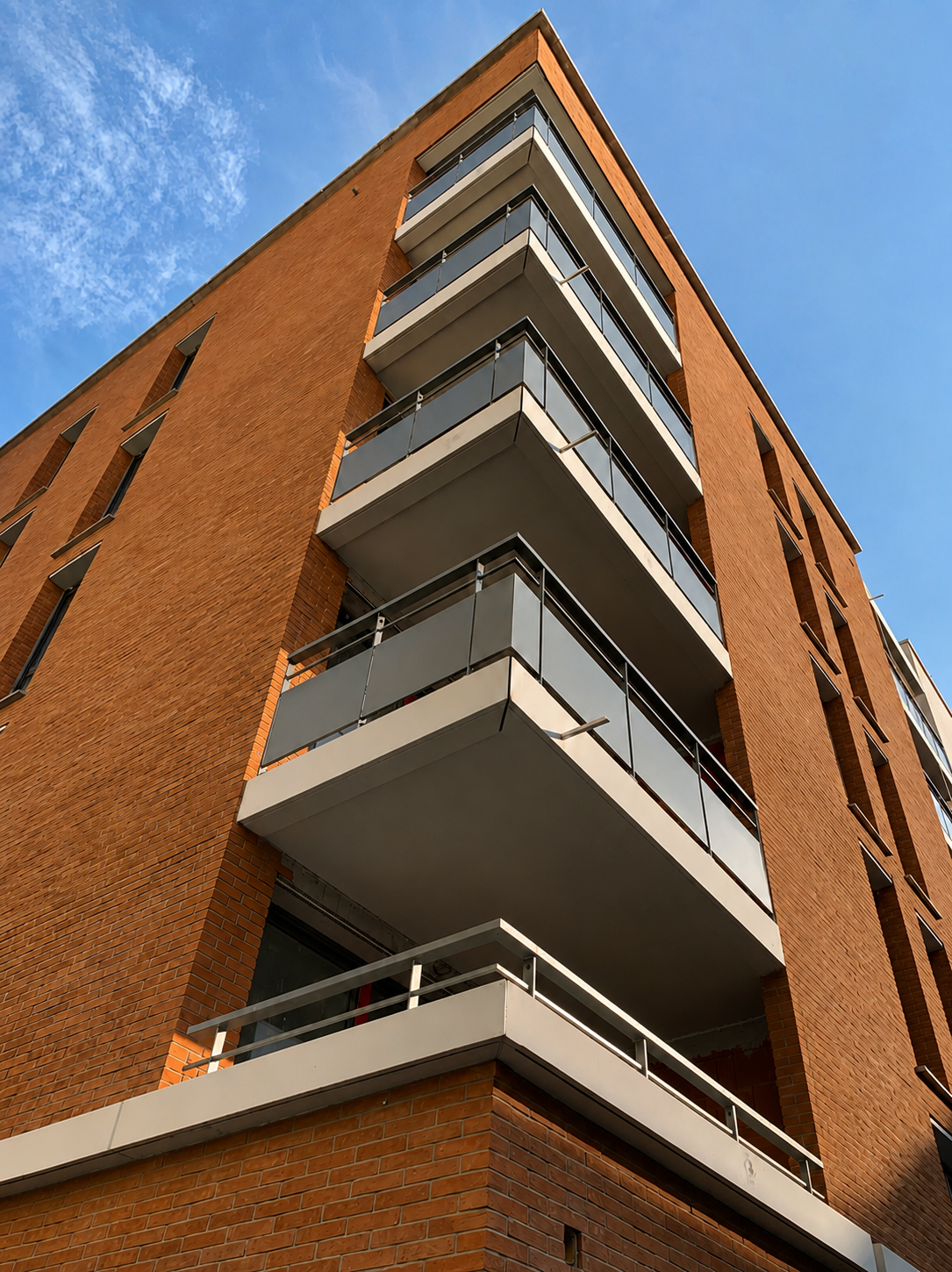 Vue rapprochée des balcons en béton armé du projet Le Cubik à Toulouse
