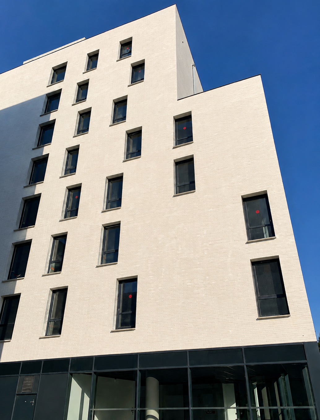 Vue rapprochée de la façade de l'Hôtel Borderouge à Toulouse, projet à structure en béton armé.