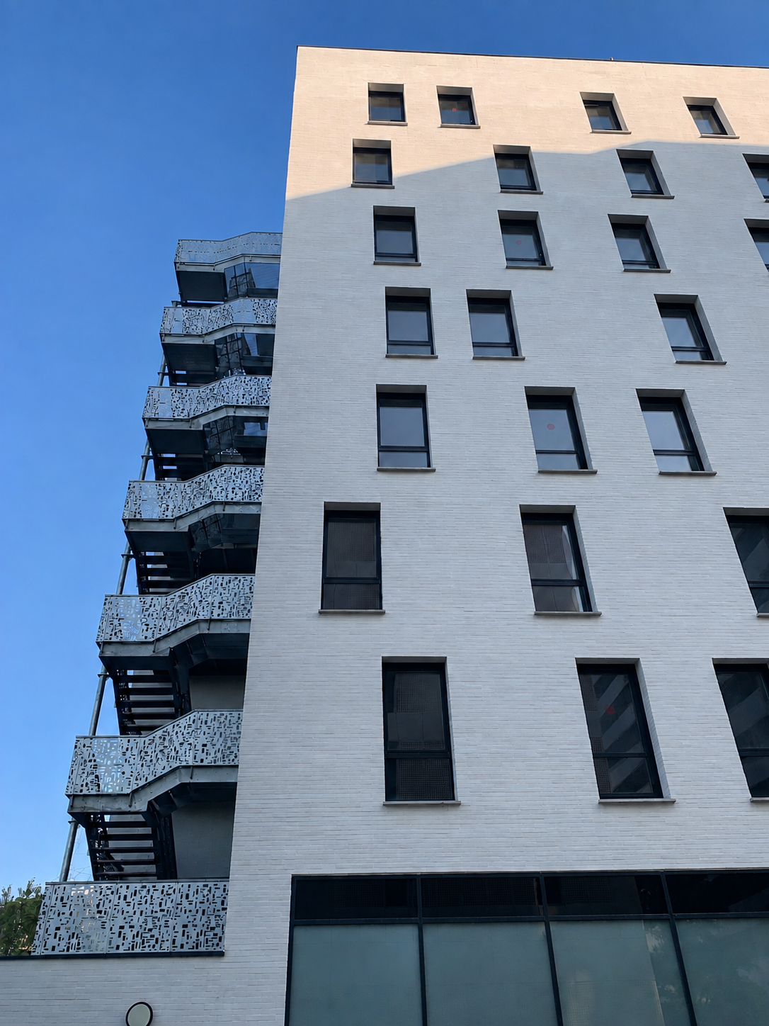 Vue rapprochée des escaliers en béton armé de l'Hôtel Borderouge à Toulouse.