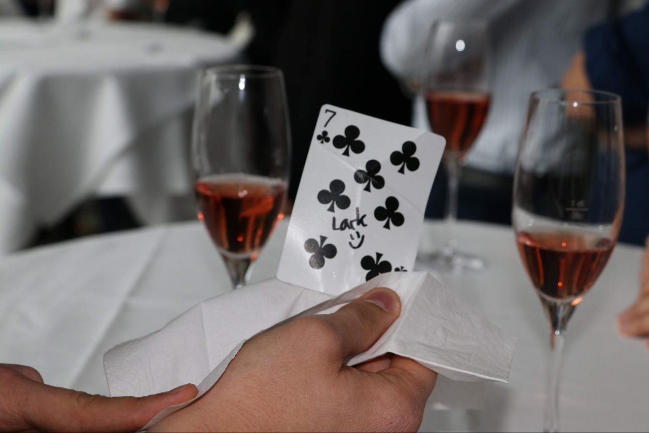 Signierte Spielkarte am Apéro