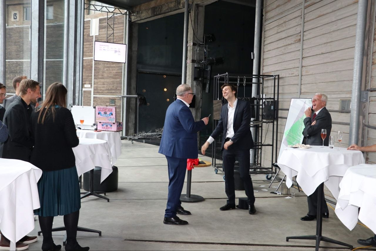 Begeisterte Reaktion beim Kartentrick