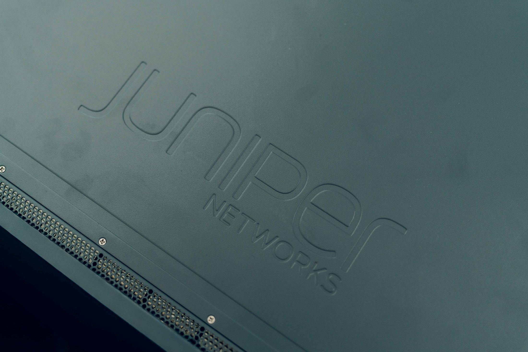 Detailaufnahme einer Juniper Netzwerkkomponente