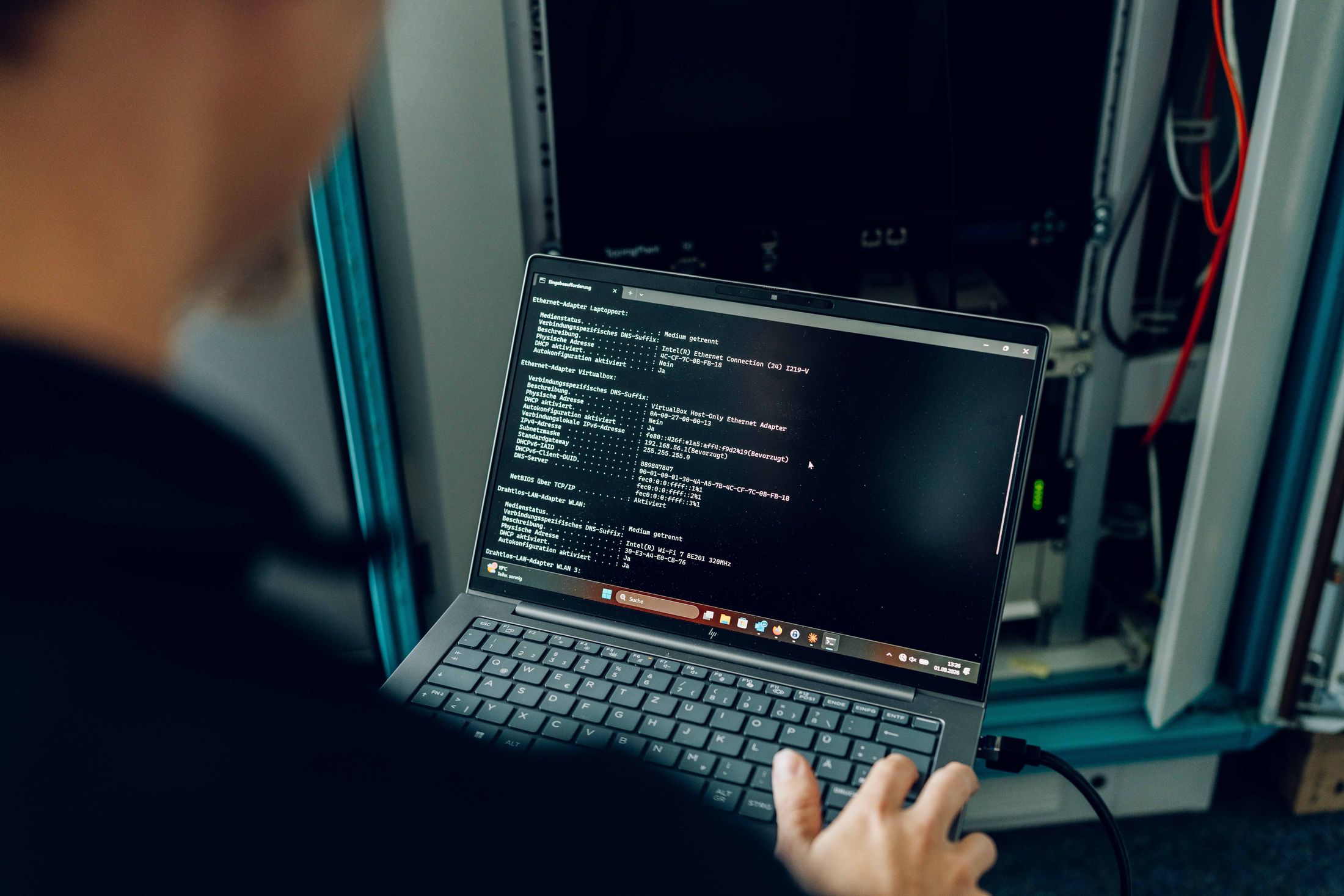 Konfiguration eines Netzwerkschranks über die Kommandozeile am Laptop