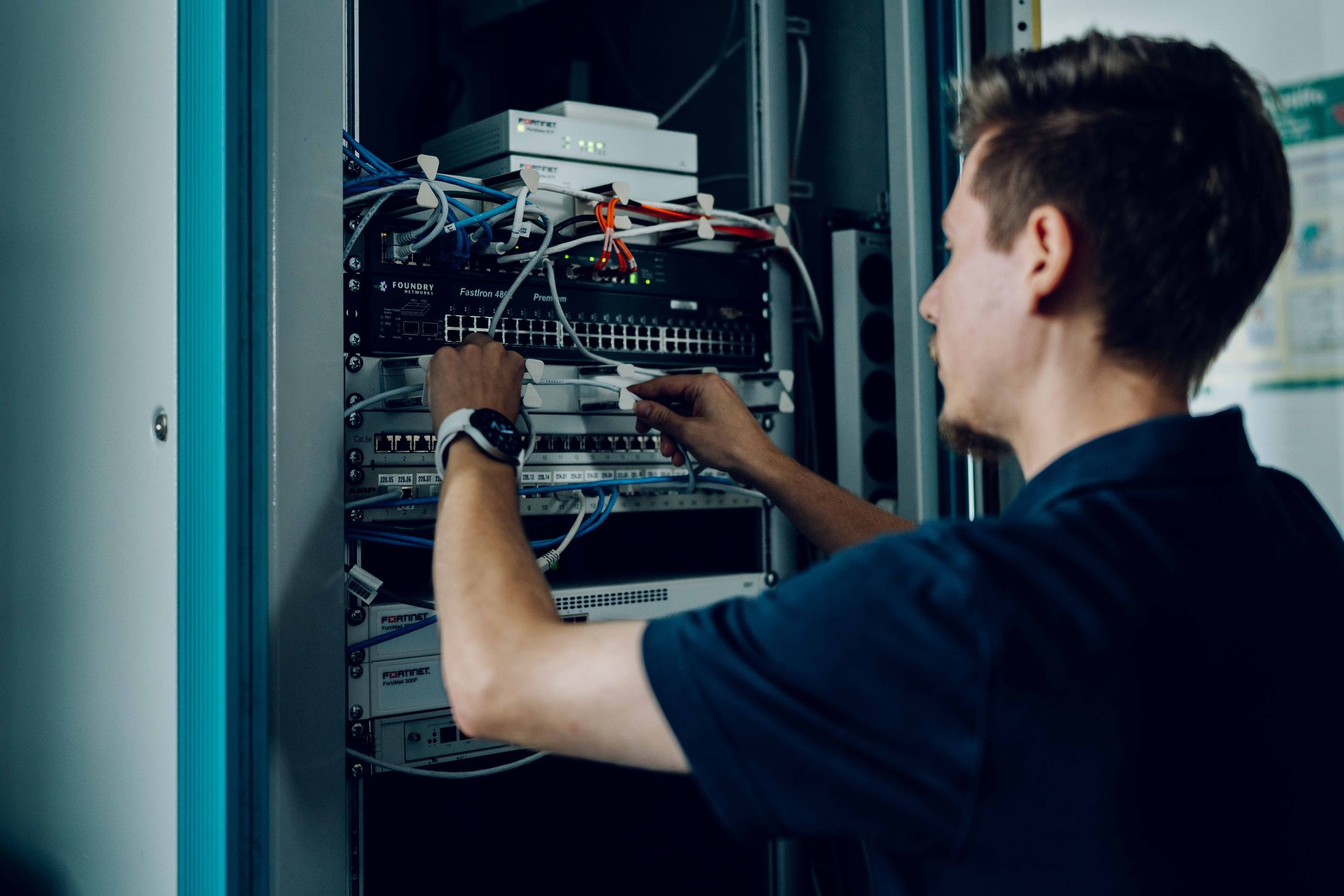 Techniker beim Patchen der strukturierten Verkabelung