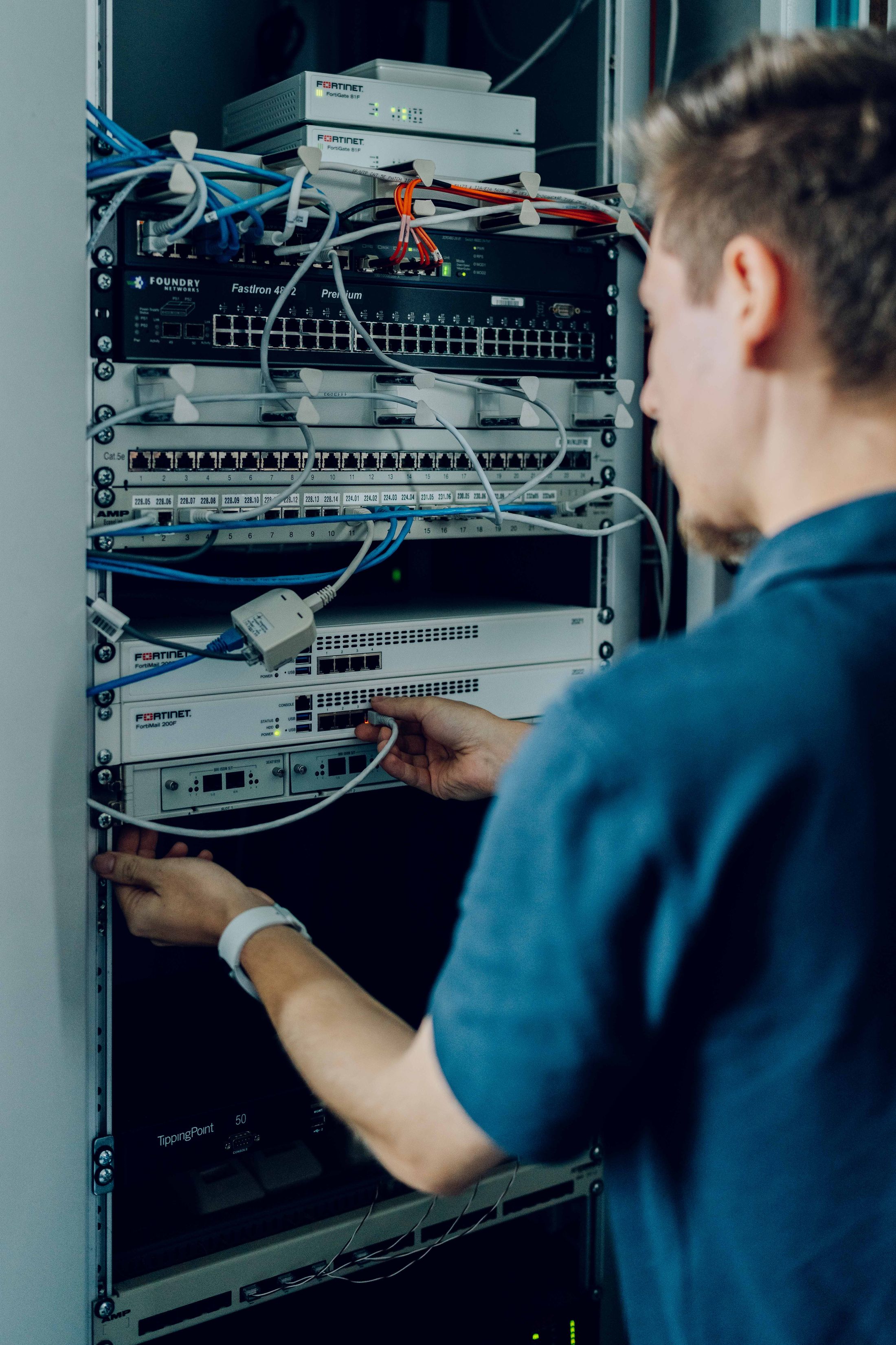 Techniker am Patchfeld im Netzwerkschrank