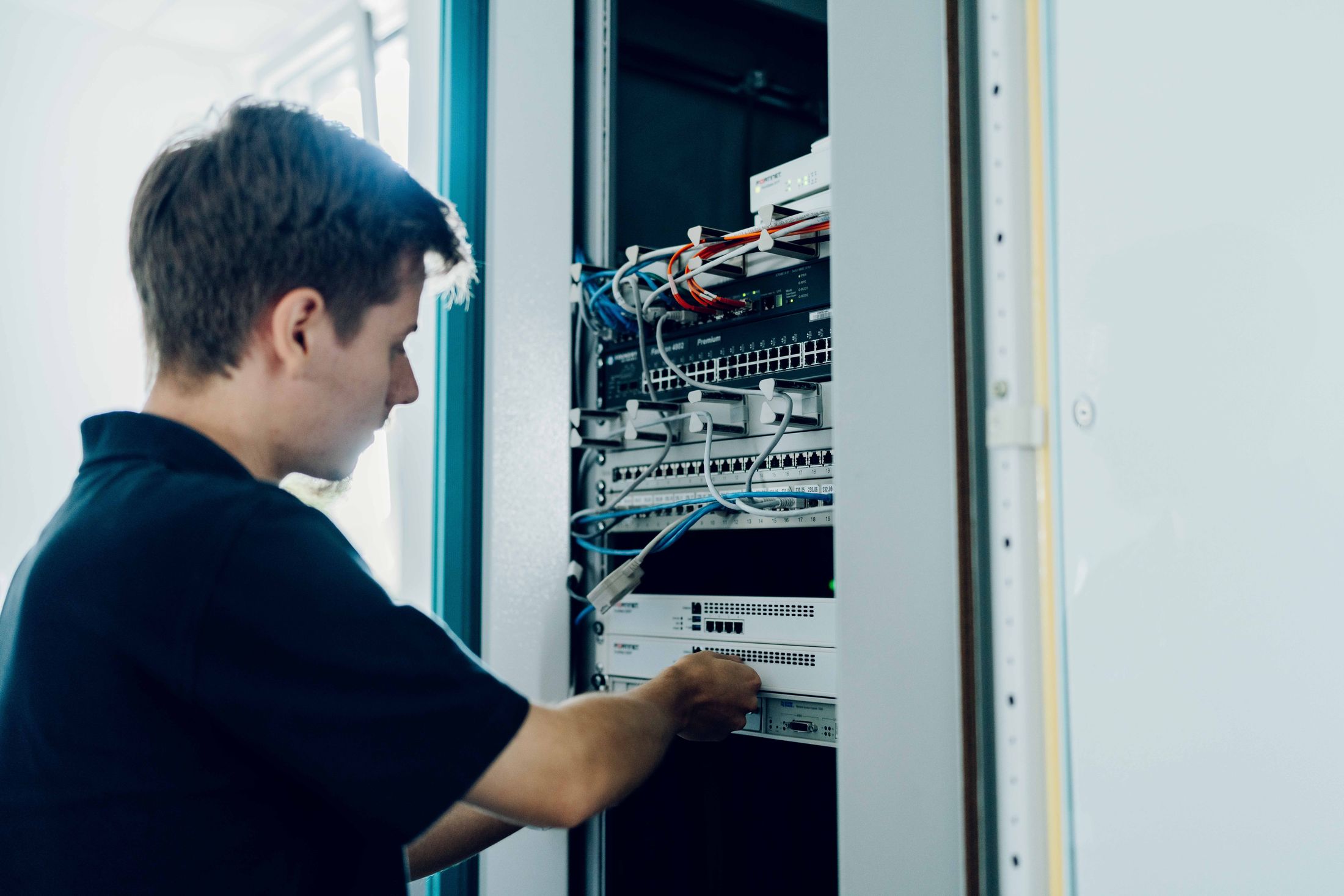 Verkabelung im Netzwerkschrank während der Installation