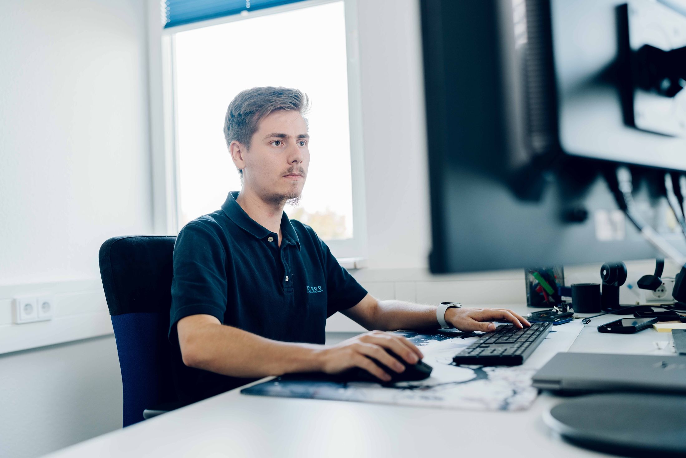 Mitarbeiter im technischen Support am Arbeitsplatz
