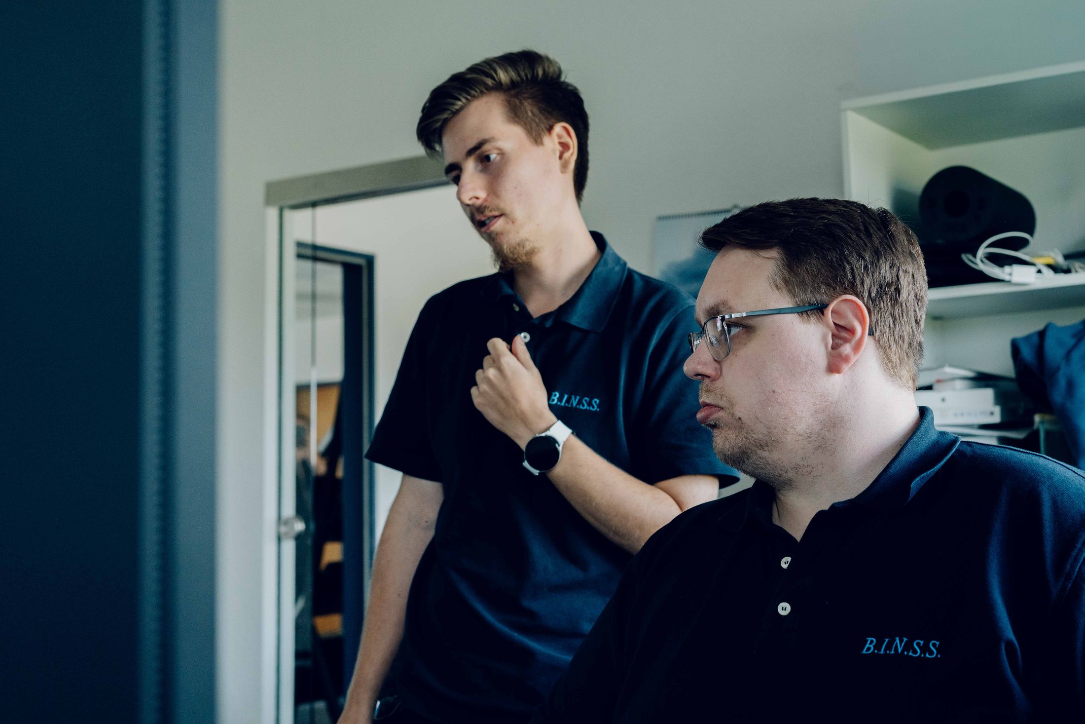 Zwei Mitarbeiter besprechen eine Netzwerklösung am Bildschirm