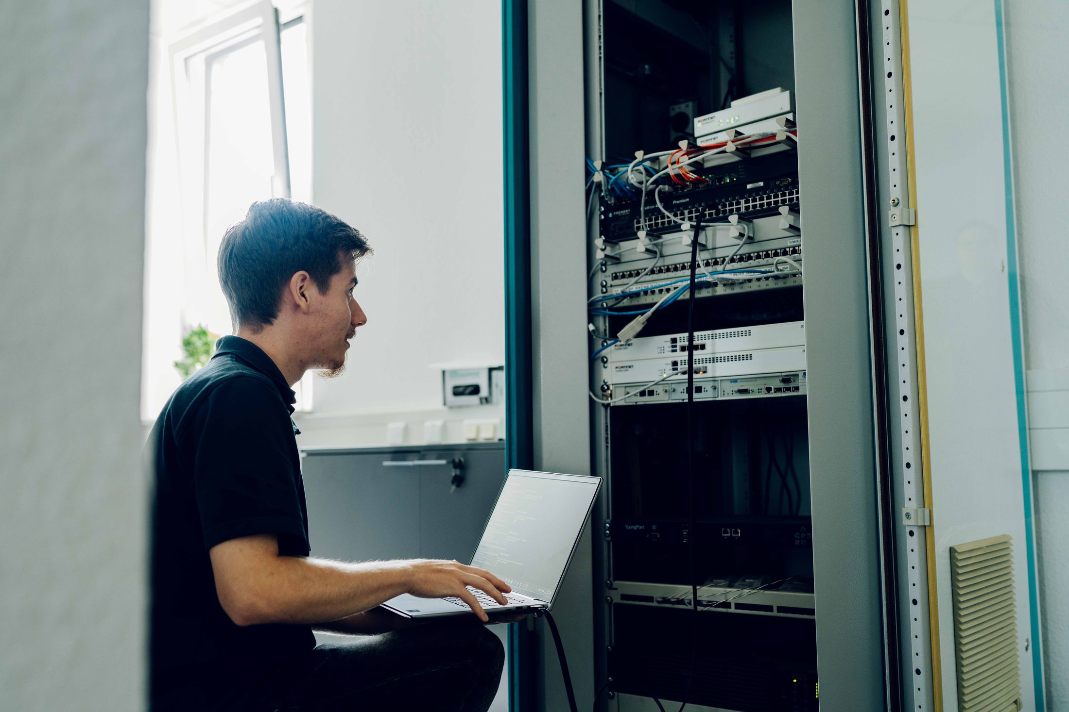 Techniker prüft die Technik im Serverraum