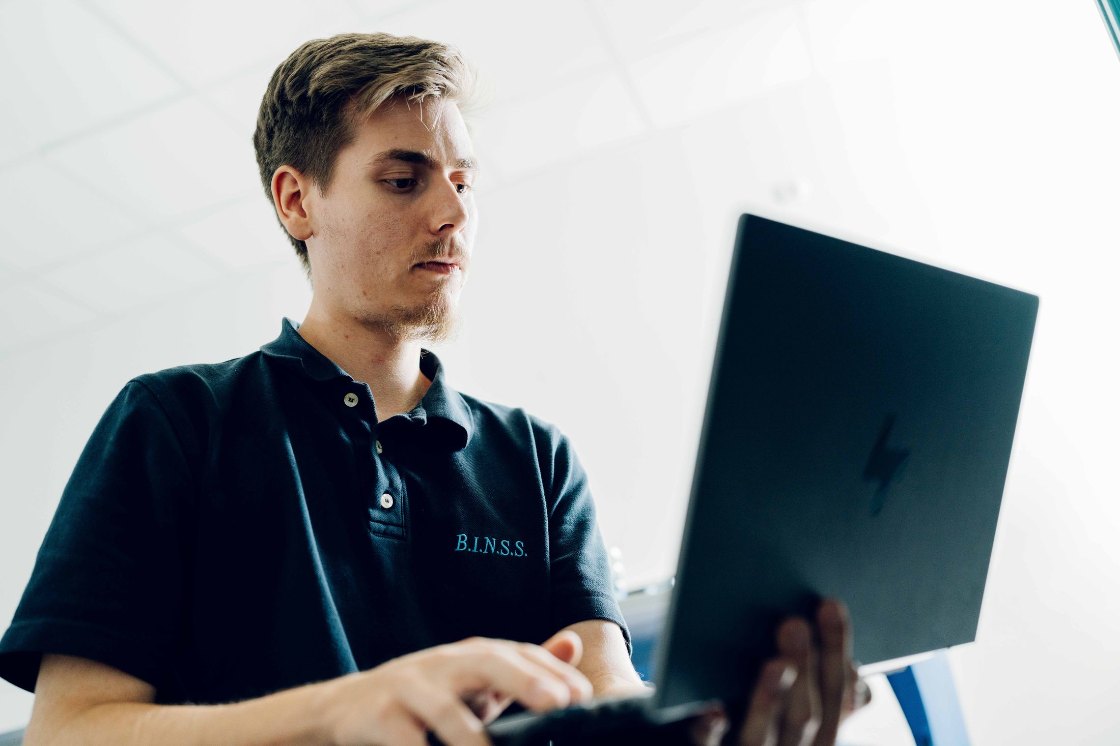 Techniker analysiert das Netzwerk am Laptop