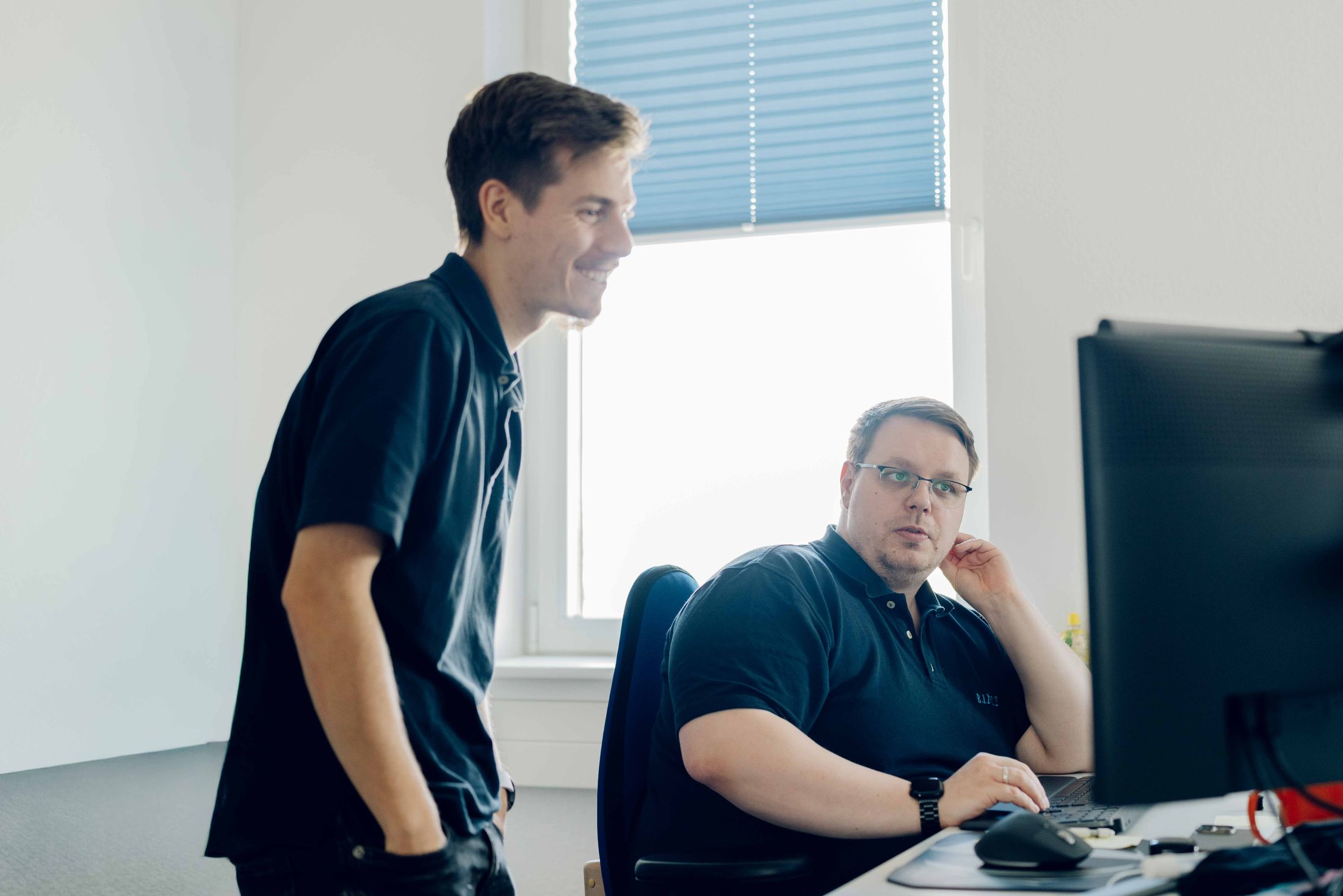 Kollegen im Gespräch am Arbeitsplatz vor Ort