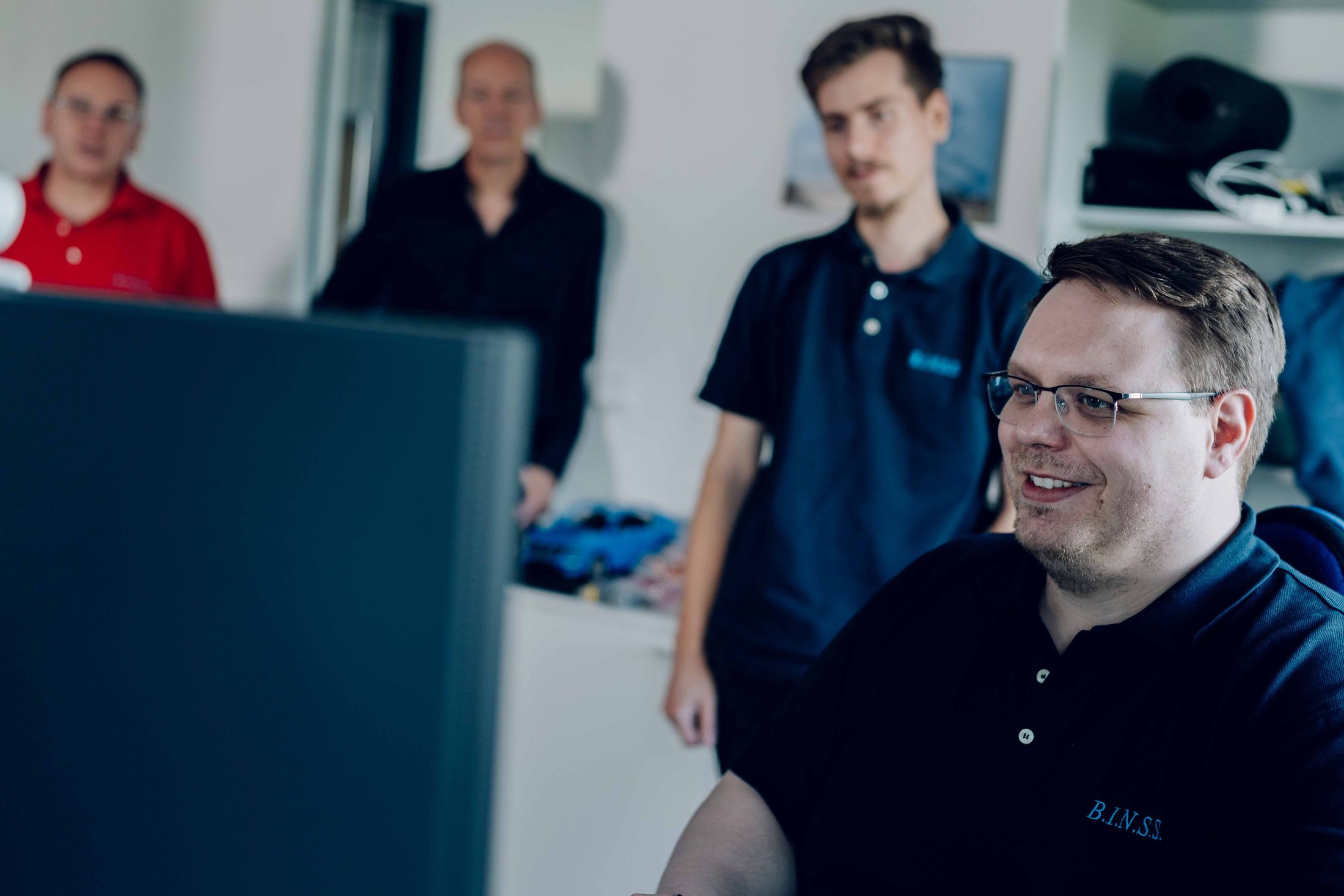Das B.I.N.S.S. Team bei der gemeinsamen Arbeit am Bildschirm