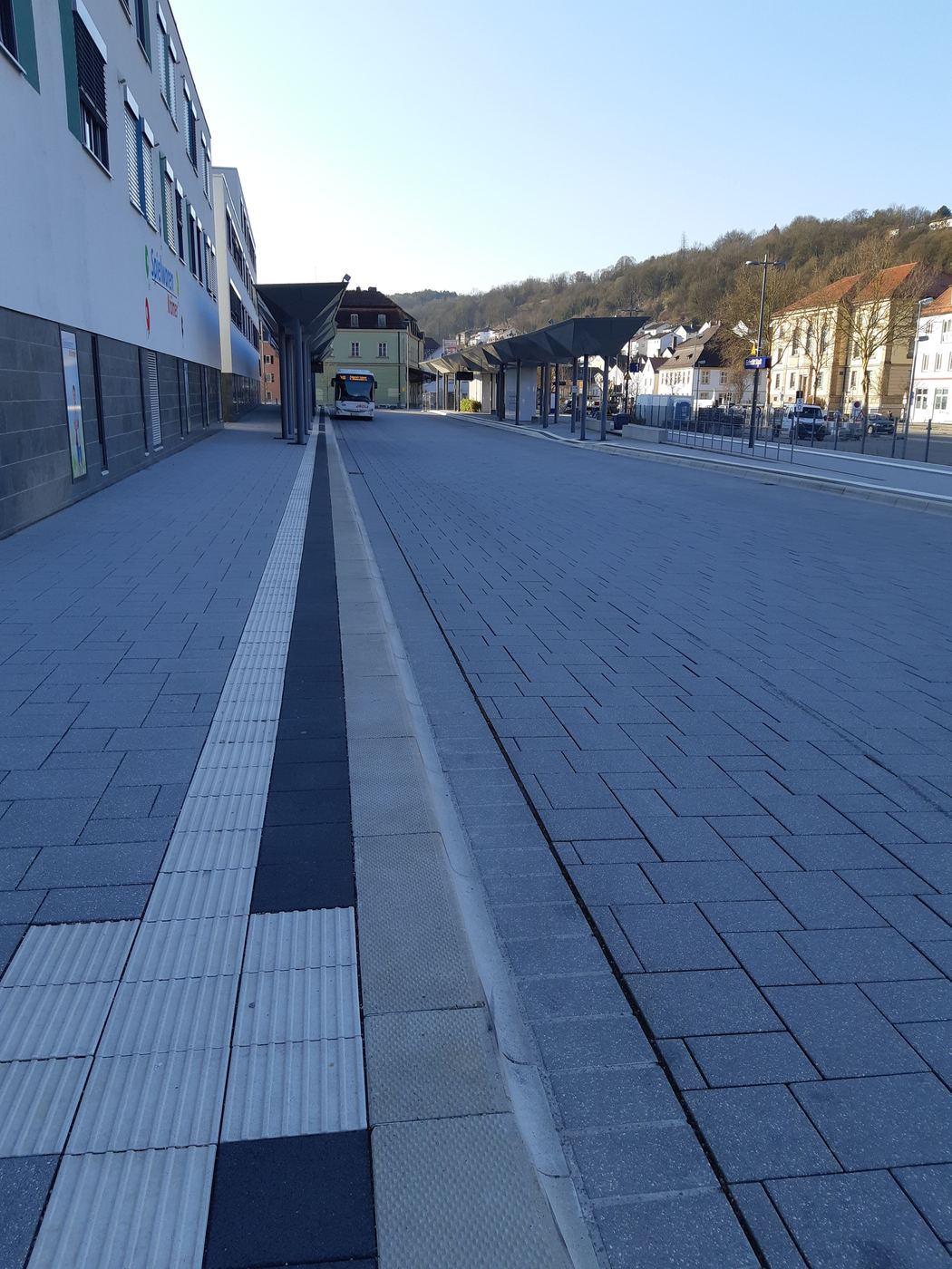Spitalstadt Eichstätt: Bussteig mit Blindenleitsystem am Zentralen Omnibusbahnhof