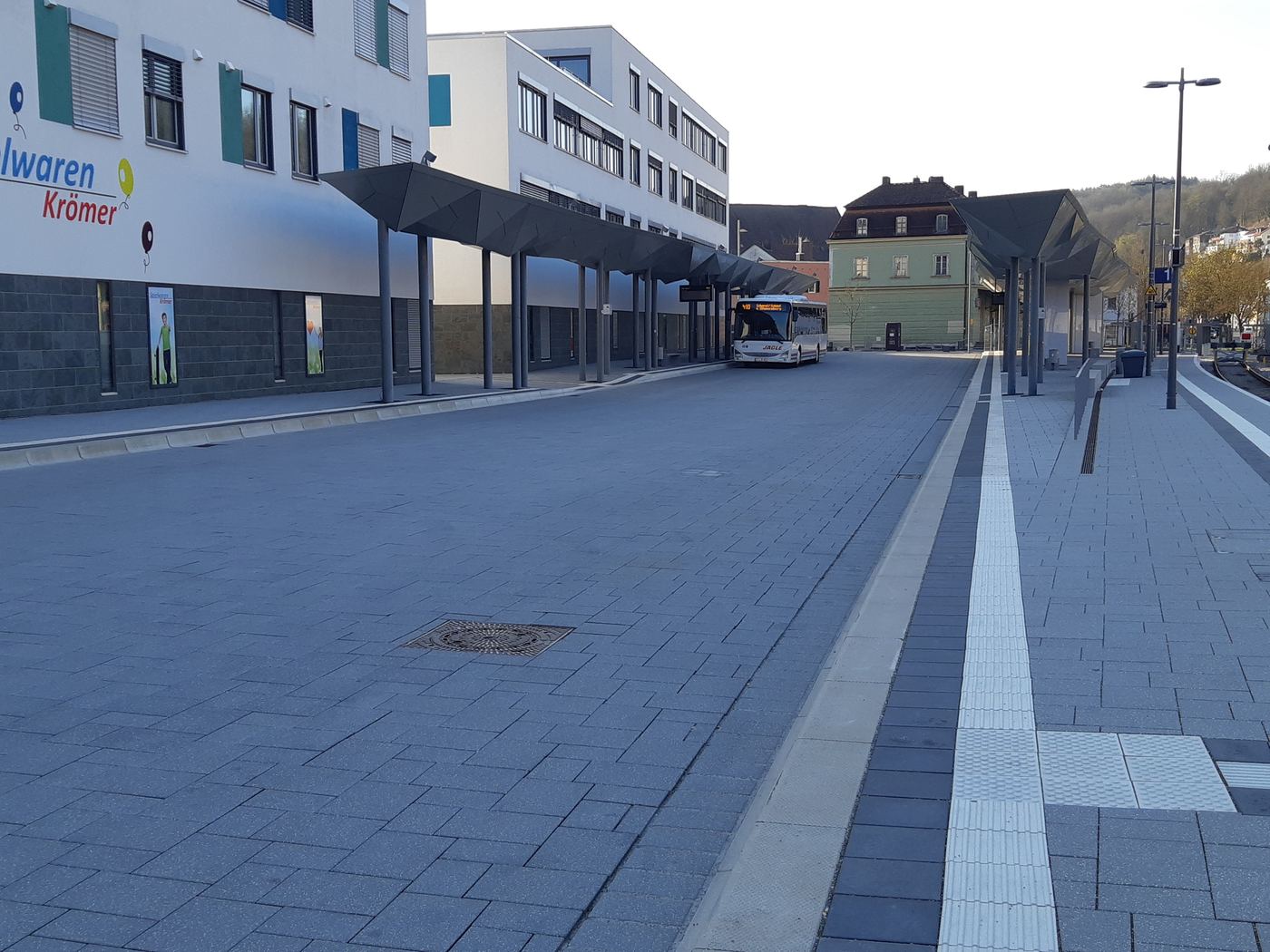 Spitalstadt Eichstätt, Zentraler Omnibusbahnhof: Bussteig und Straße