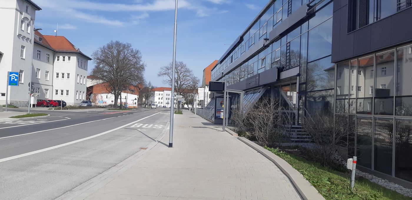 Umgestaltung Schloßlände: Gehweg an einer Glasfassade