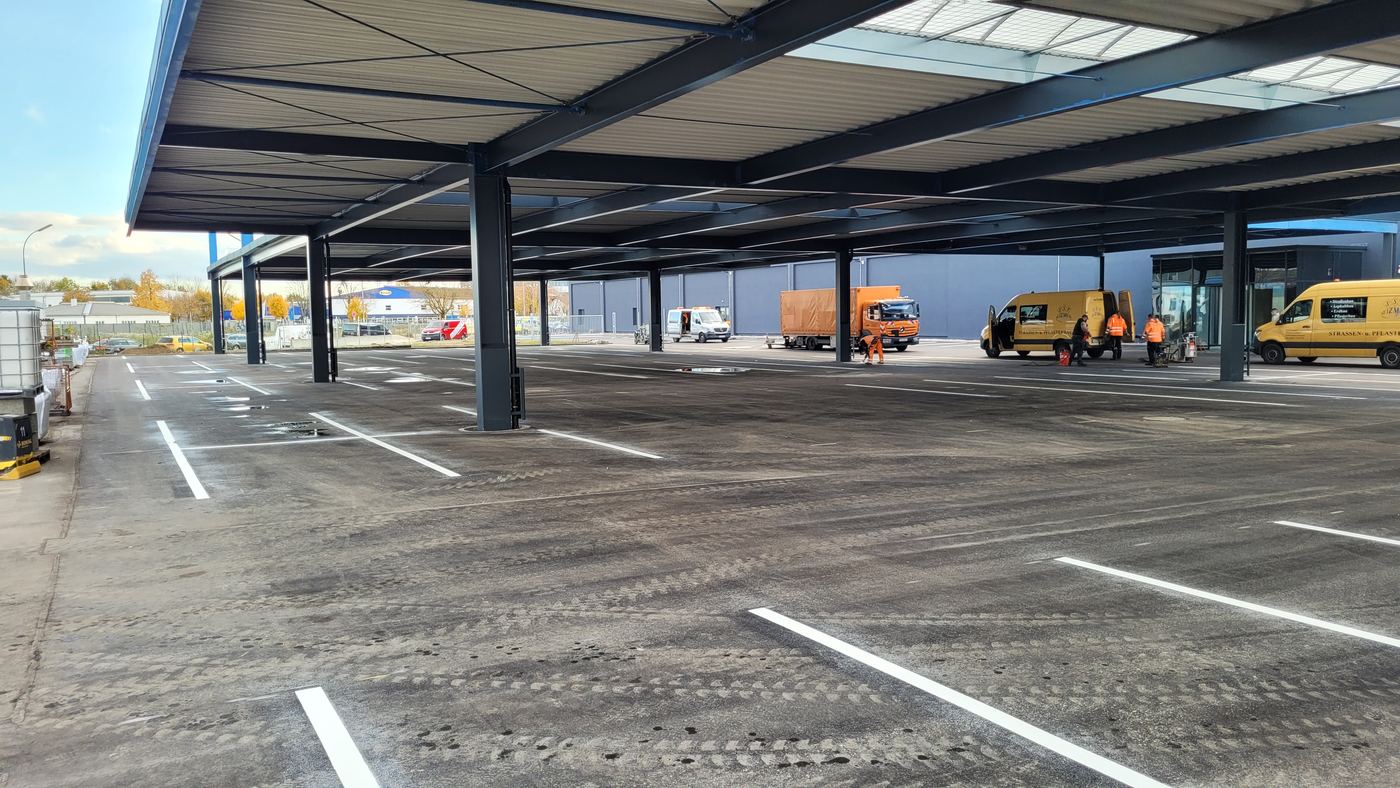 EDEKA C+C Großmarkt Ingolstadt: überdachte Stellplätze