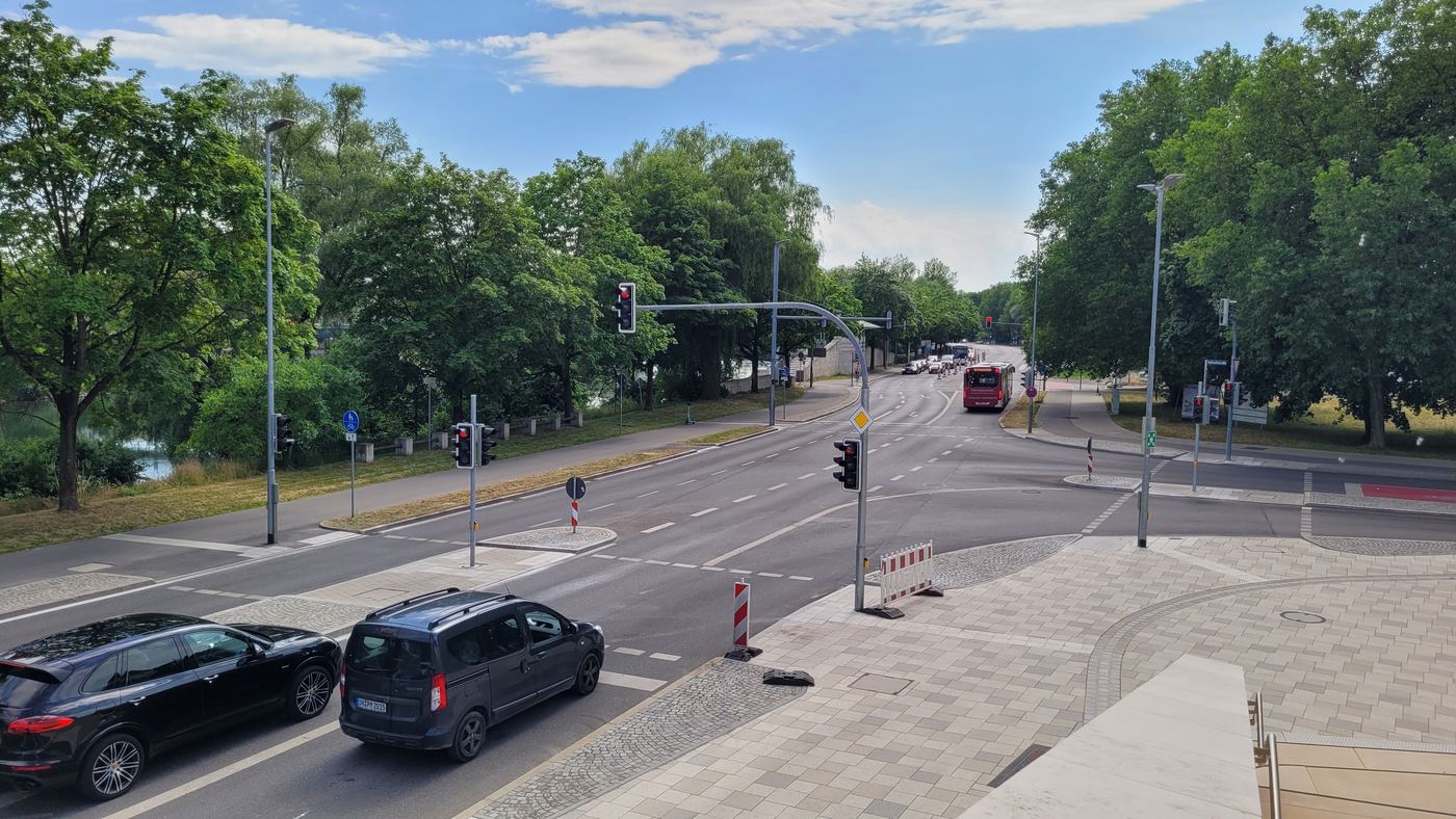 Umgestaltung Roßmühlstraße: Kreuzung mit Grünstreifen