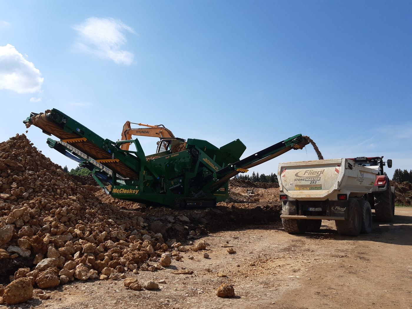 Neubaugebiet Blumenberg West: Brecheranlage und Lkw beim Erdbau