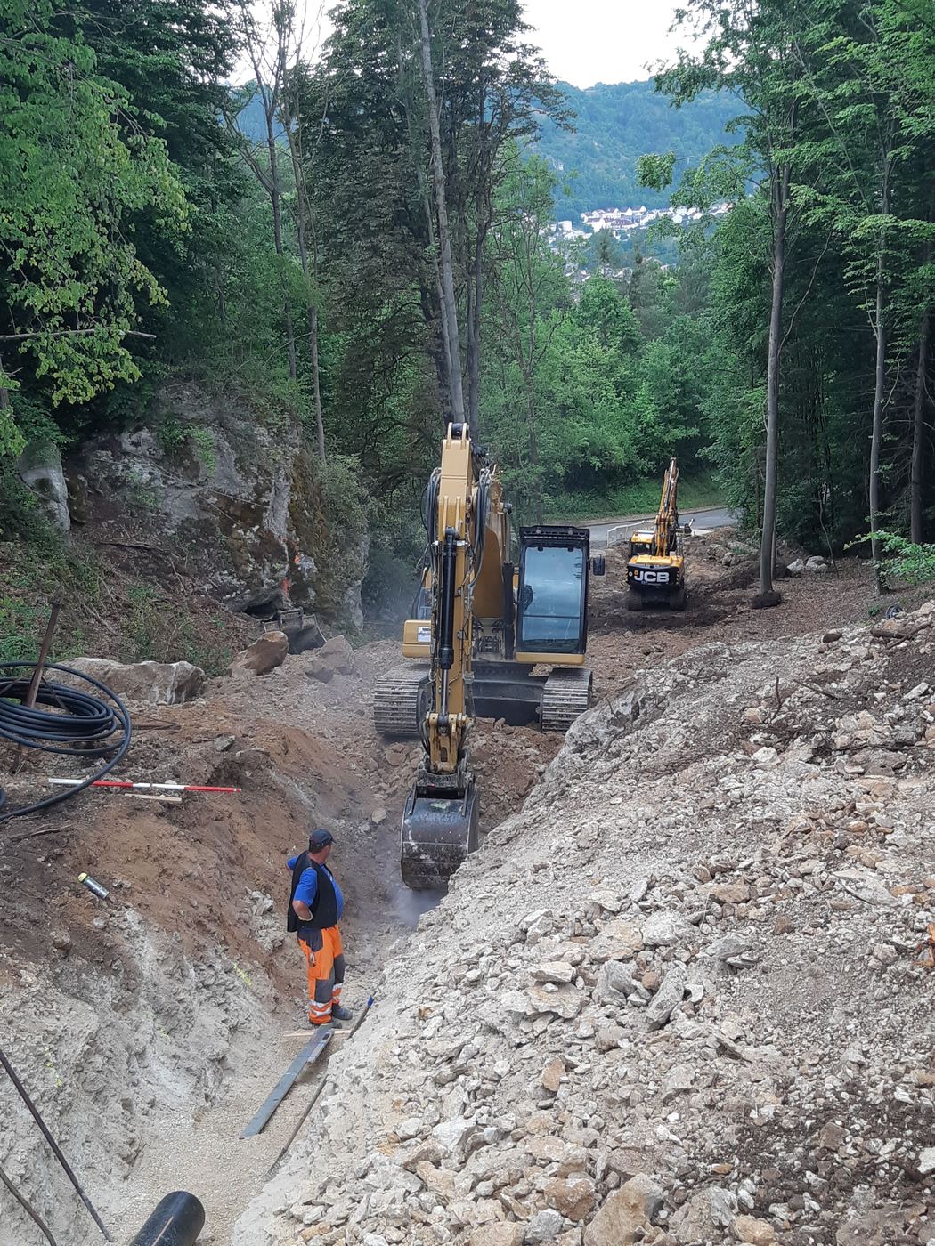 Neubaugebiet Blumenberg West: Leitungsgraben mit Bagger