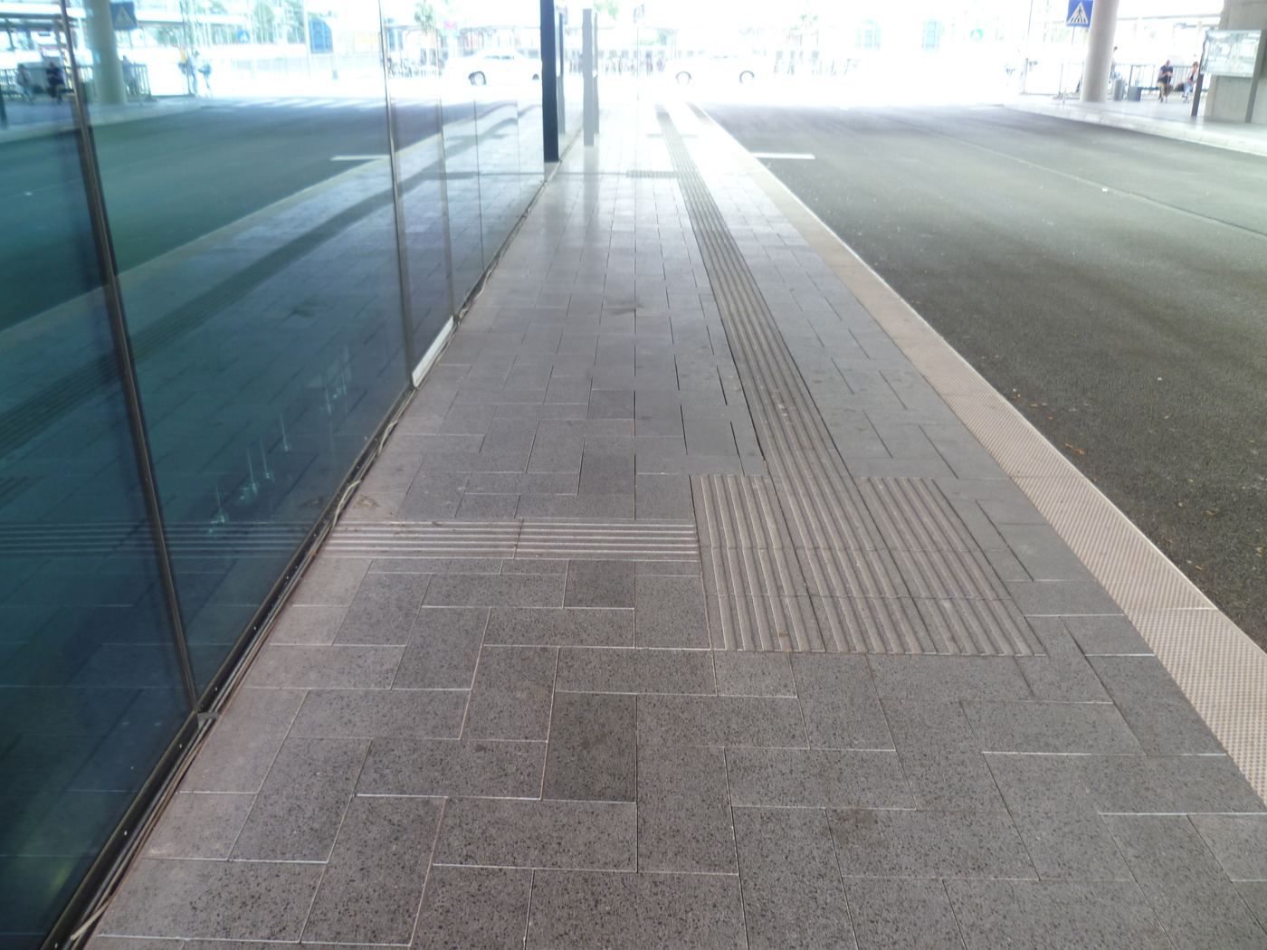 Nordbahnhof Ingolstadt: Gehweg mit Blindenleitsystem an der Glasfassade