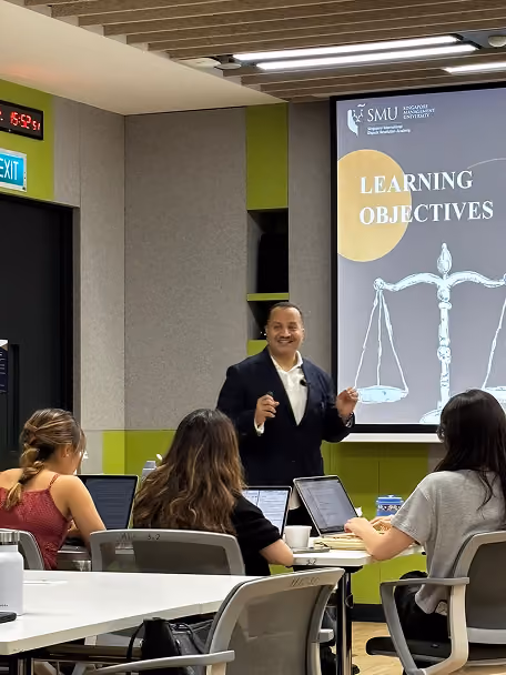 Dr. Emad Hussein teaching a dispute resolution class at the Singapore International Dispute Resolution Academy, SMU