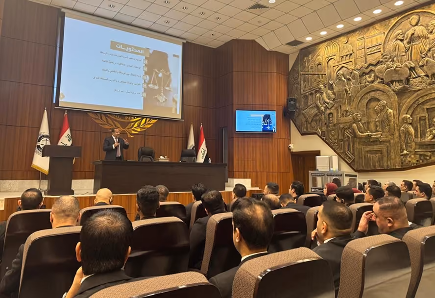 Dr. Emad Hussein delivering a mediation training session to legal professionals at a judicial institute in Iraq
