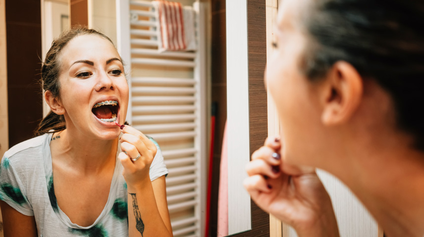 Toothbrush and interdental cleaning for healthy gums