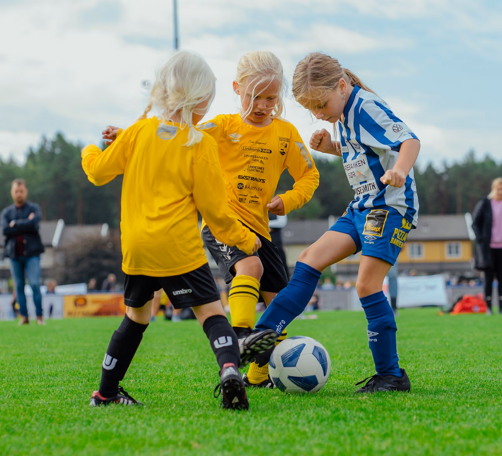 Unge fotballspillere i kamp for FK Mandalskameratene