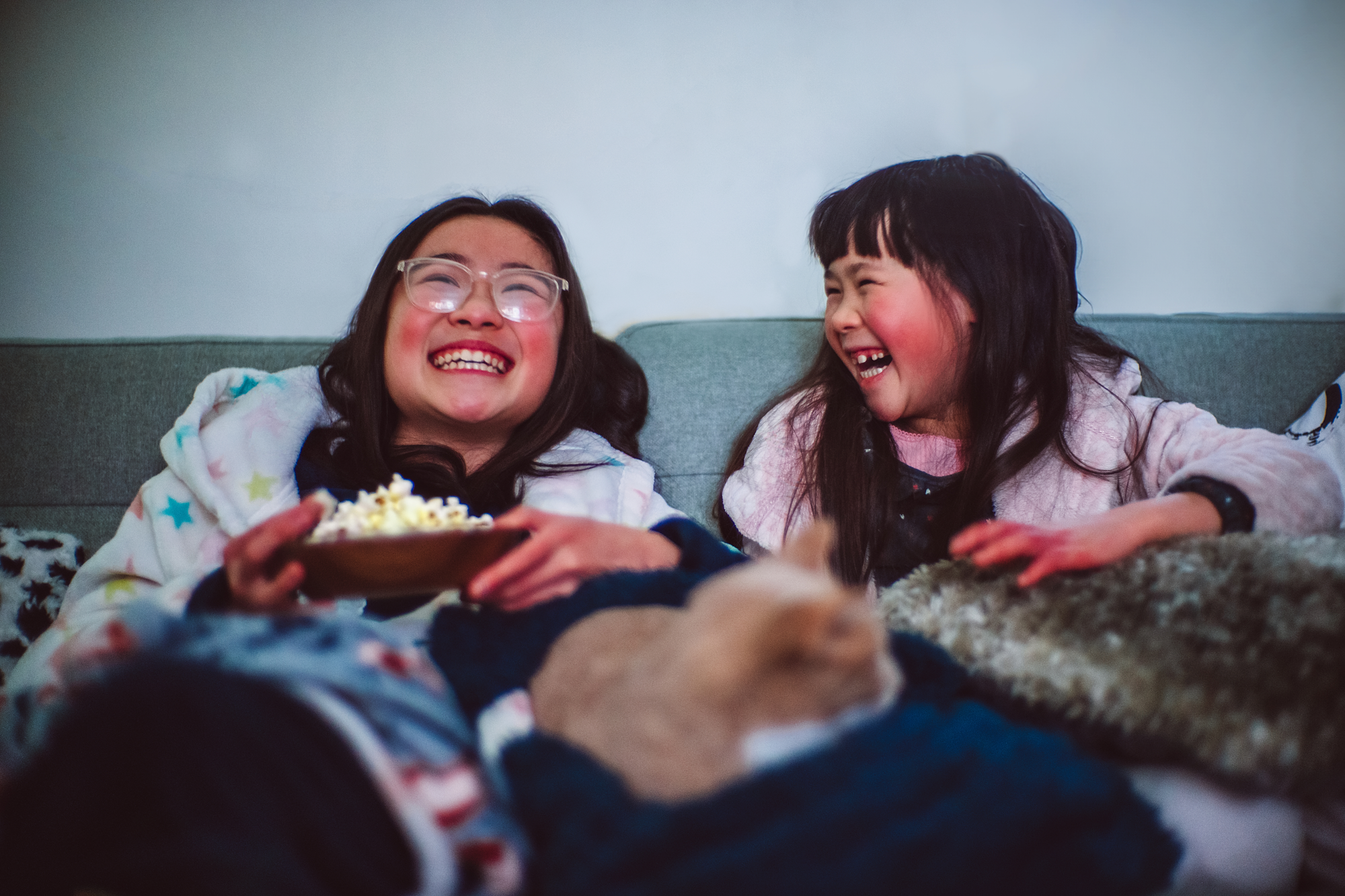 Familie som ser på TV sammen med popkorn og snacks
