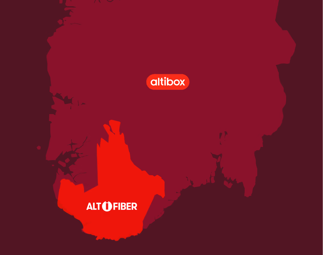 Hytte med utsikt over fjorden i solnedgang