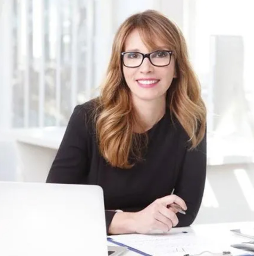 A woman at a computer demonstrating ZEISS Office Lenses
