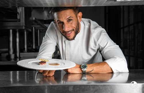 Yanis Yahoui presenting a finished plate
