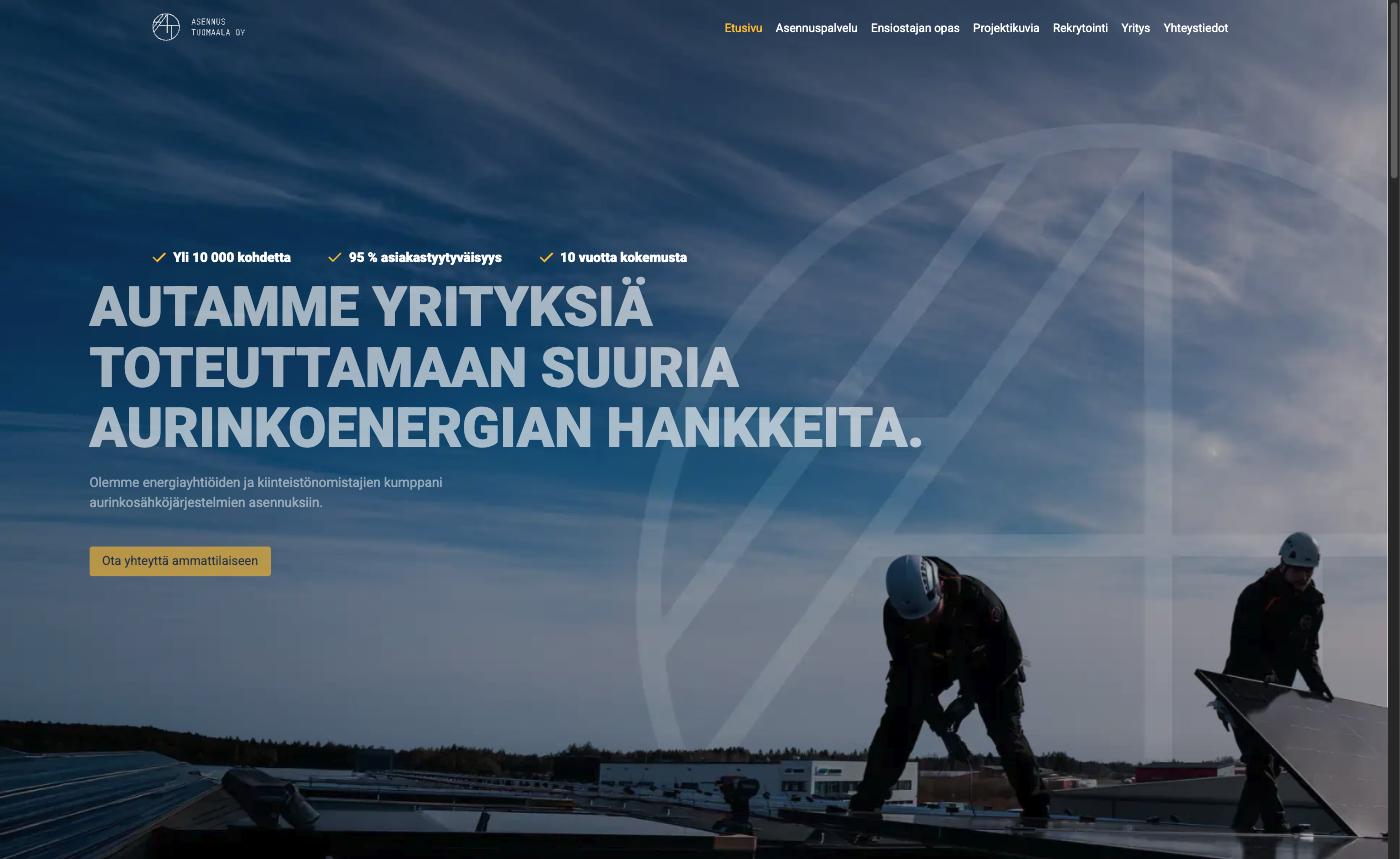 Asennus Tuomaalan uusi etusivu: kaksi asentajaa aurinkopaneelien kanssa katolla