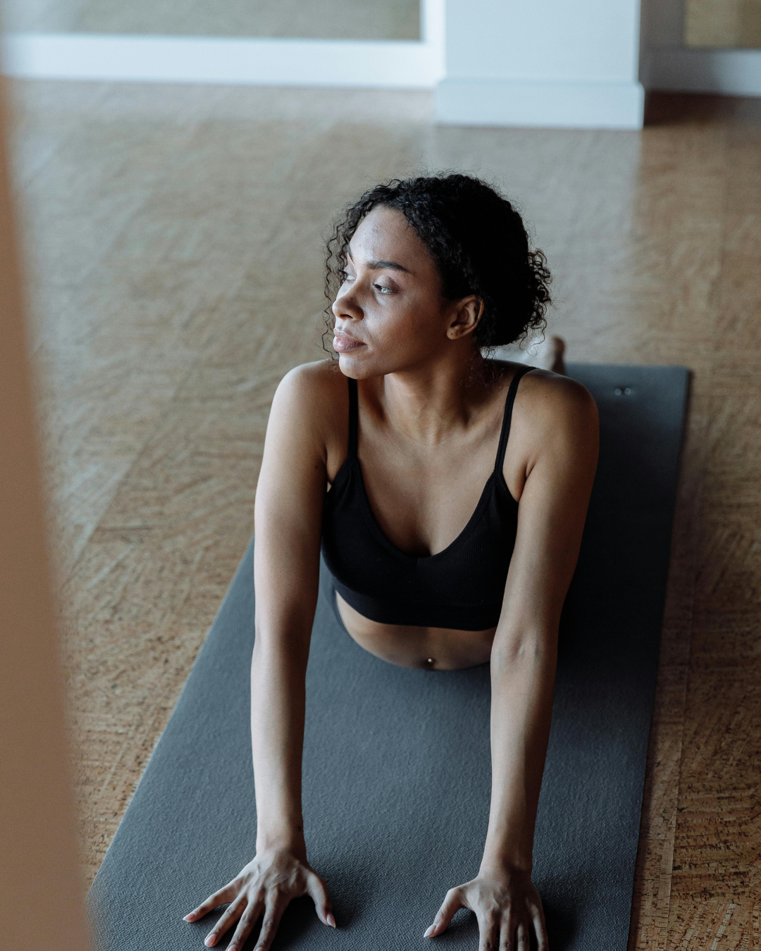 Mains sur le tapis de Pilates chez Casa Studio