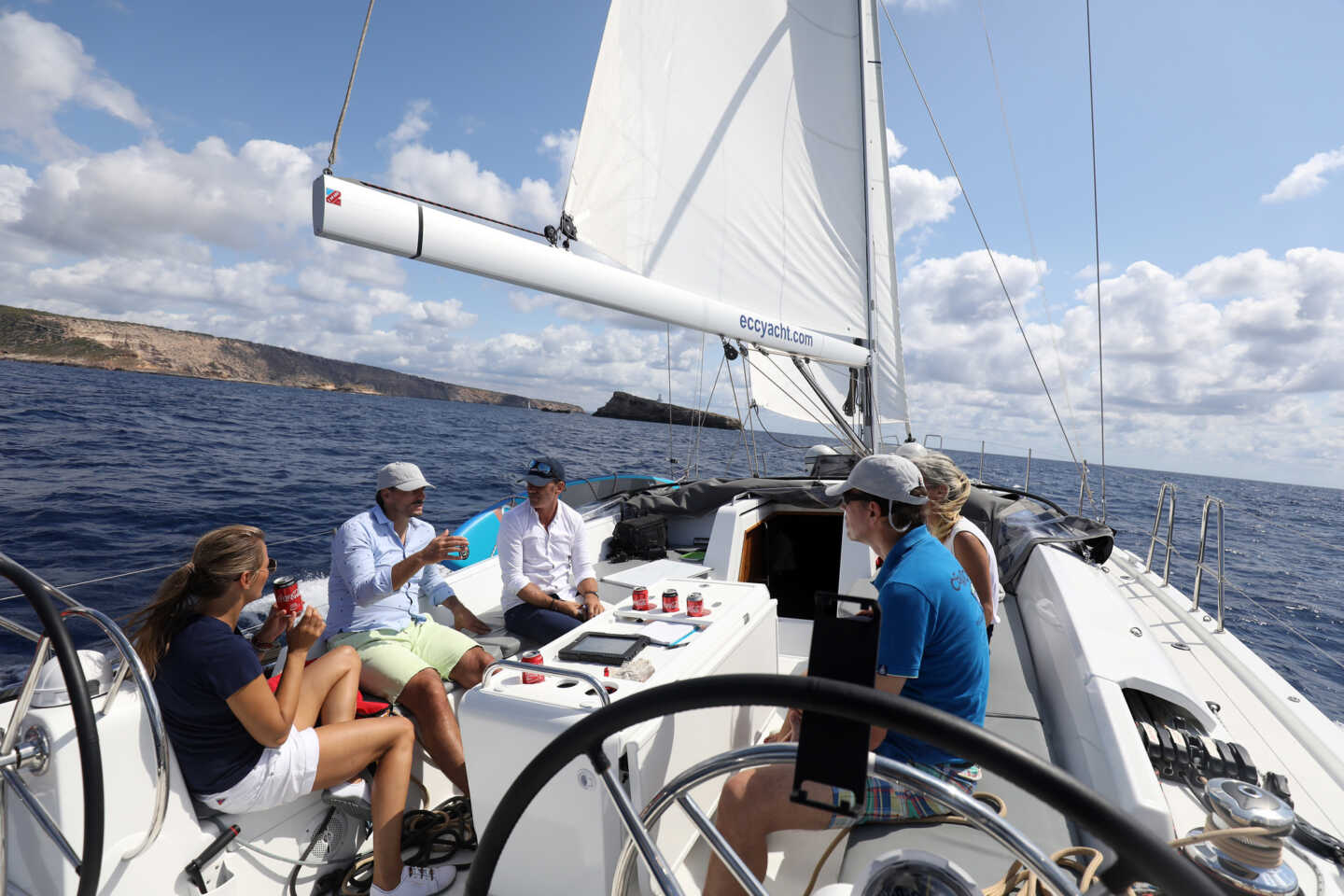 Führungsseminar auf dem Segelboot vor Mallorca – DentalTrainer mit Teilnehmergruppe an Bord