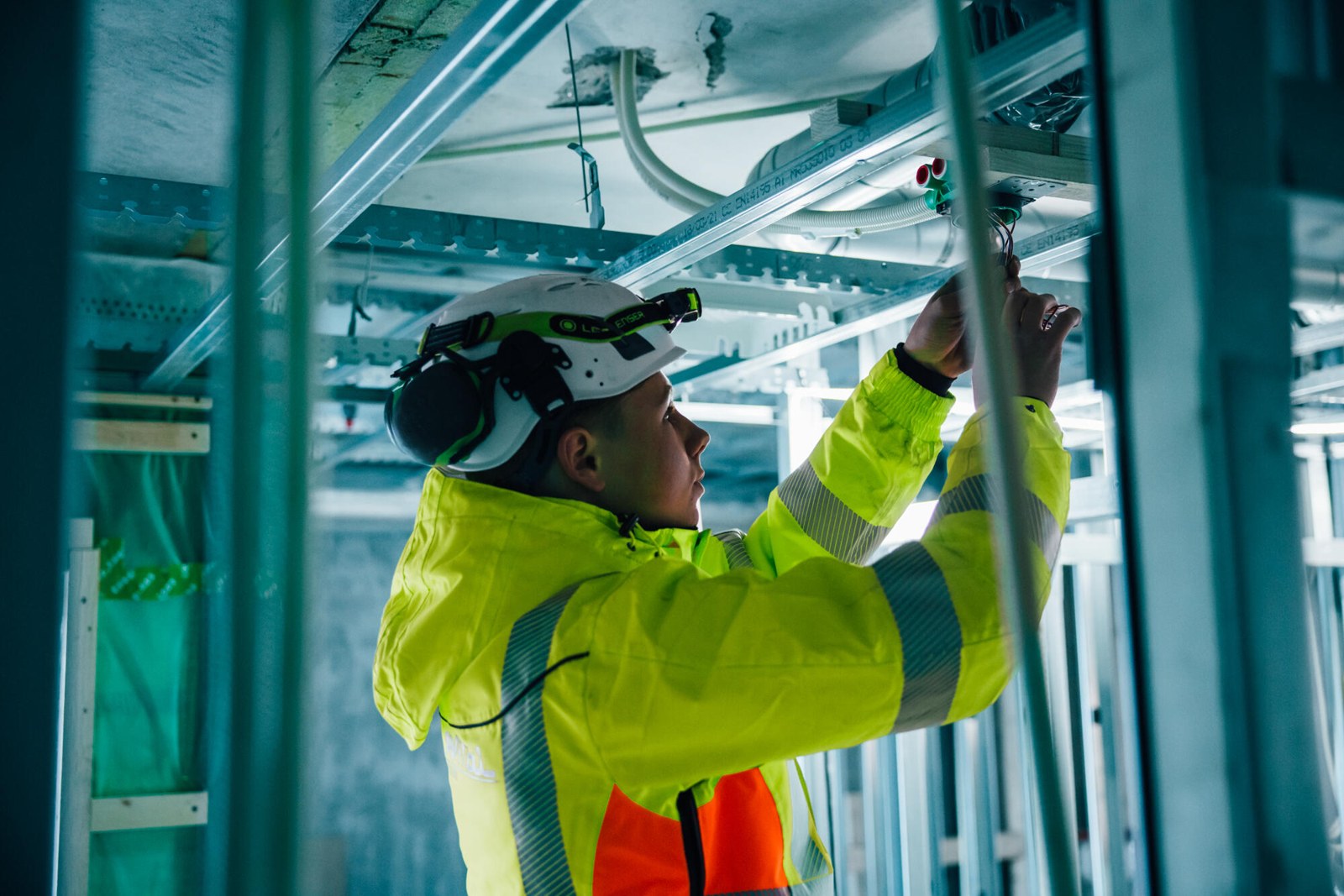 Montør fra Avitell i arbeid på en byggeplass