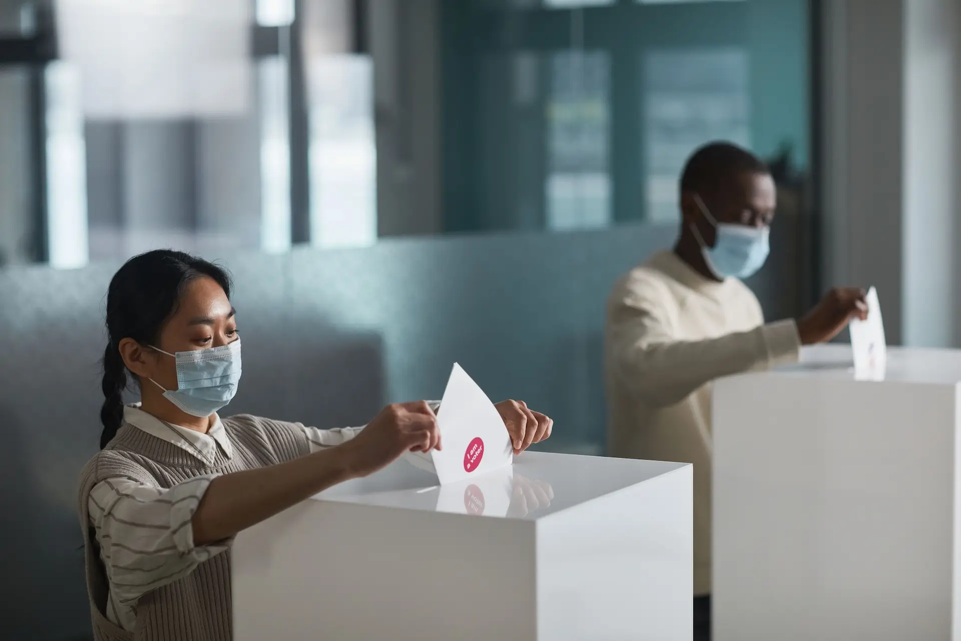 Voters casting ballots during an election at a polling station | Pulso Intelligence Political Polling