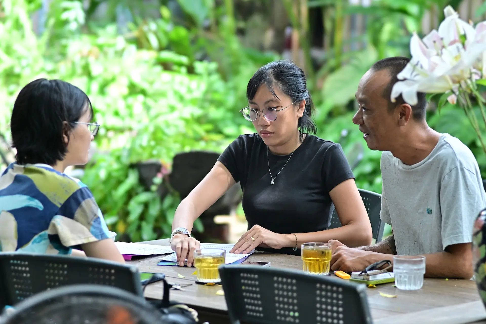 Crowd of Filipino adults walking through a busy urban district | Pulso Intelligence Political Polling
