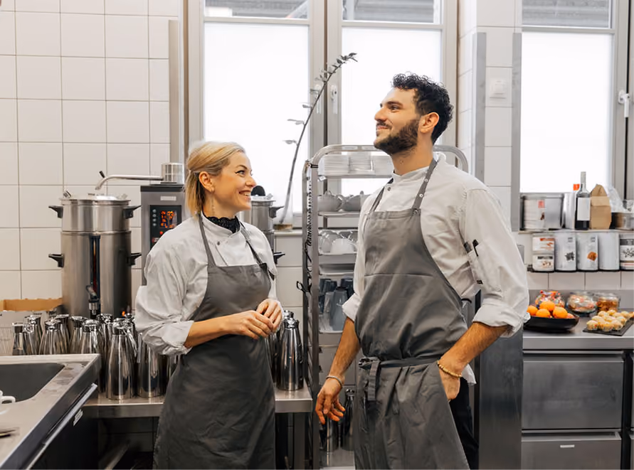 Zwei Köche in der Gastronomieküche – vermittelte Fachkräfte in Berlin.