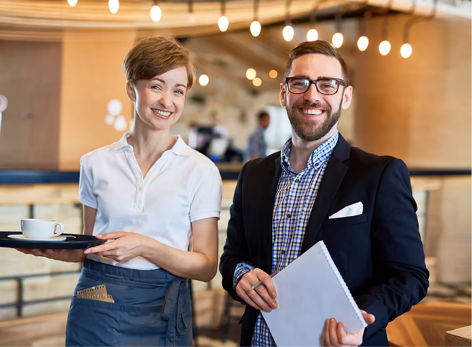 Servicekraft und Manager im Restaurant – Fachkräfte für die Hotellerie.