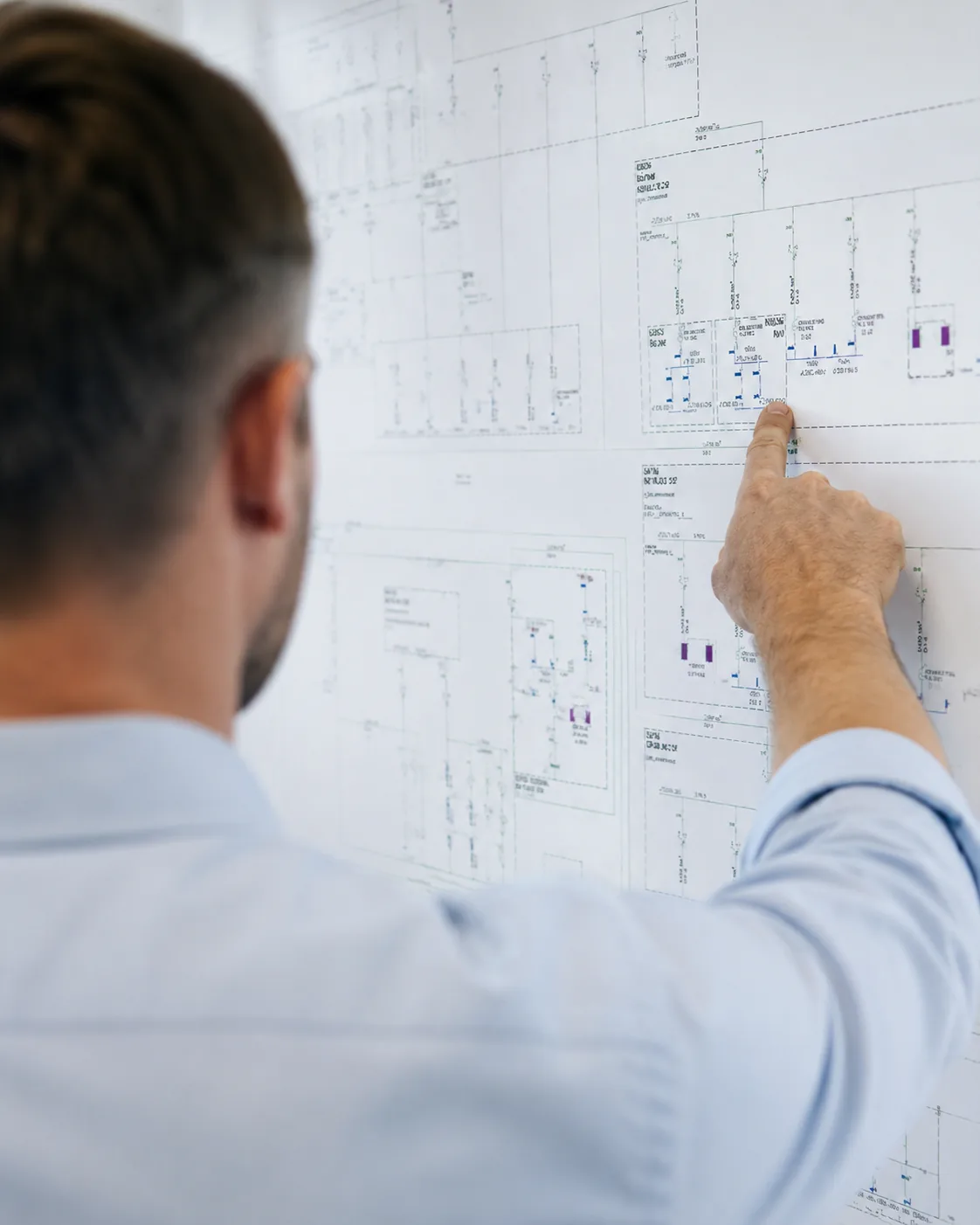 Ingenieur analysiert ein Netzschema am Bildschirm