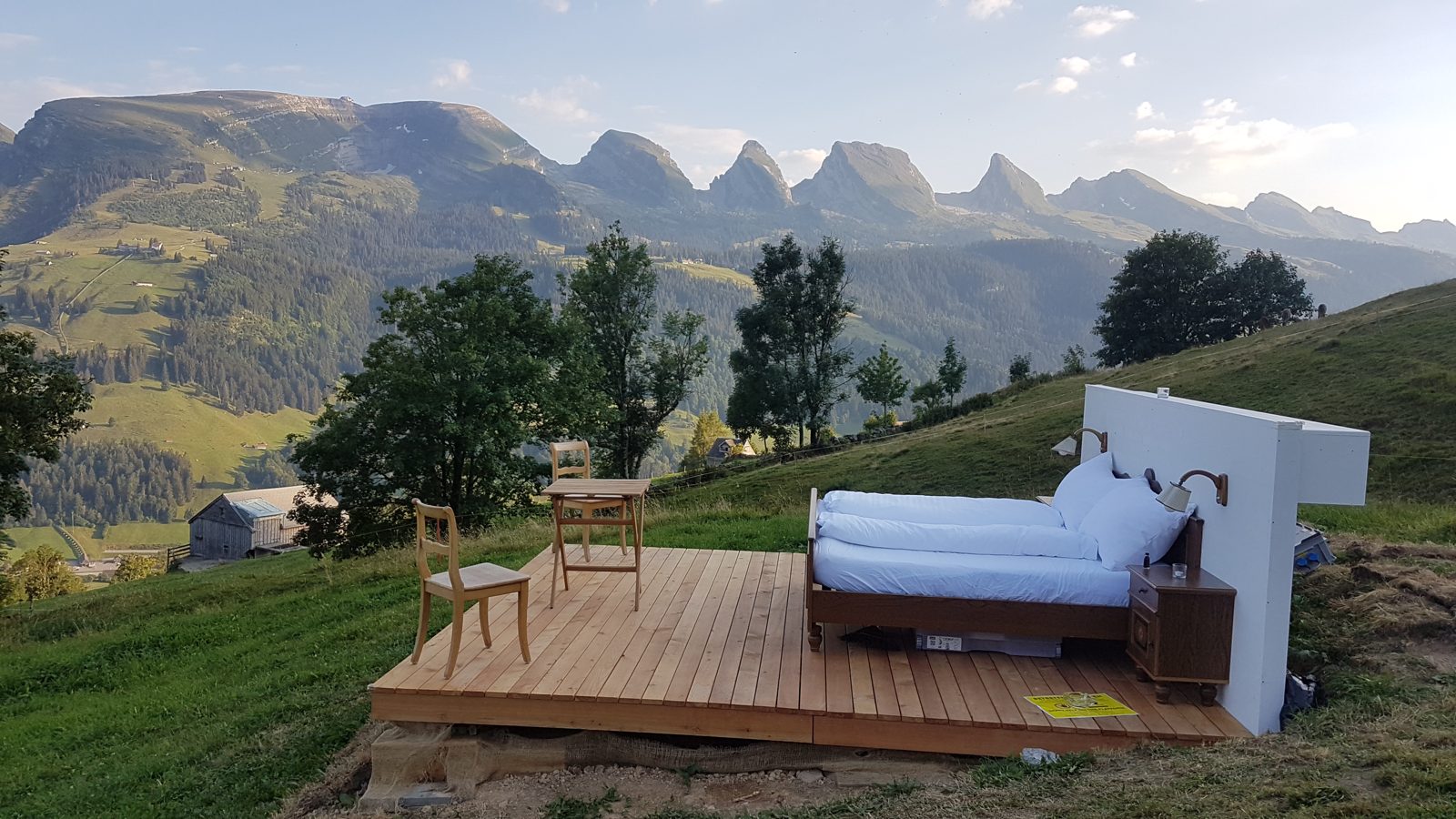 Hotelbett unter freiem Himmel vor den Churfirsten im Toggenburg