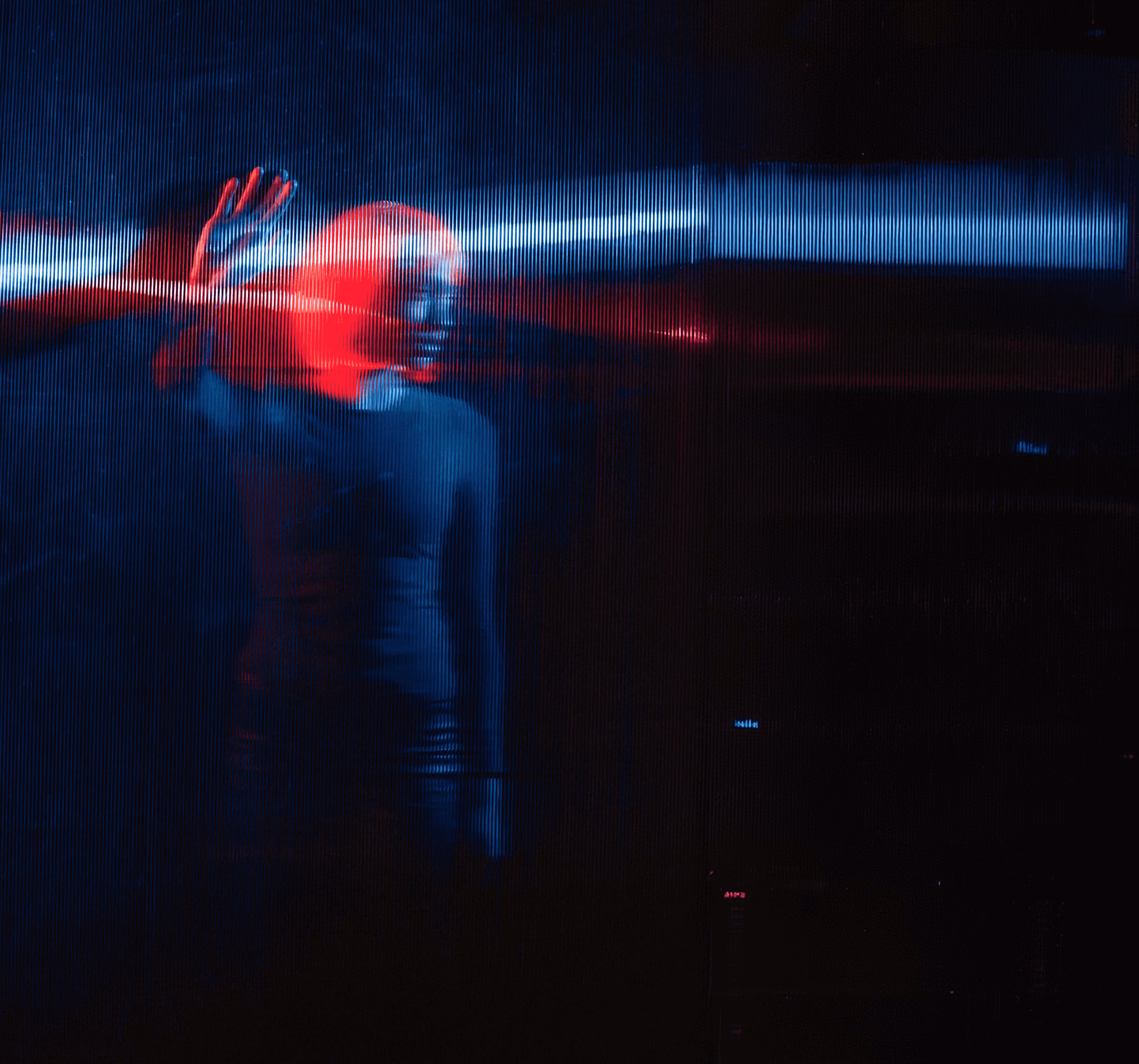 Joueur de laser game de dos, gilet allumé en rouge