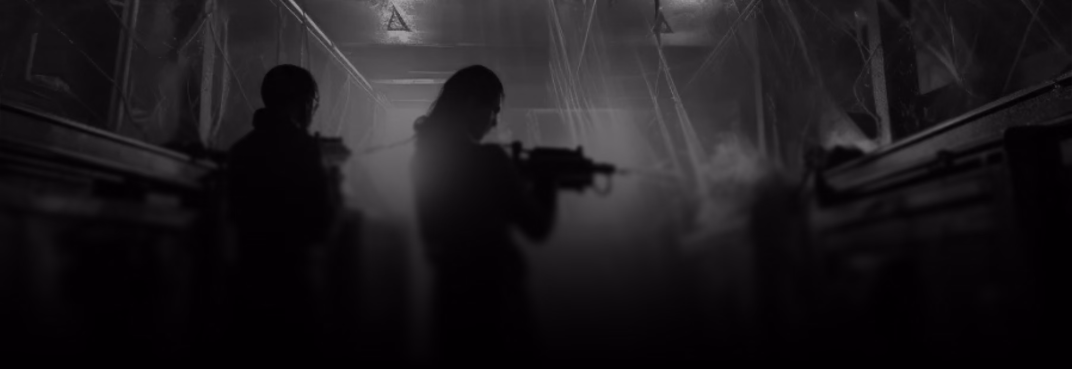 Silhouettes de joueurs de laser game dans la fumée