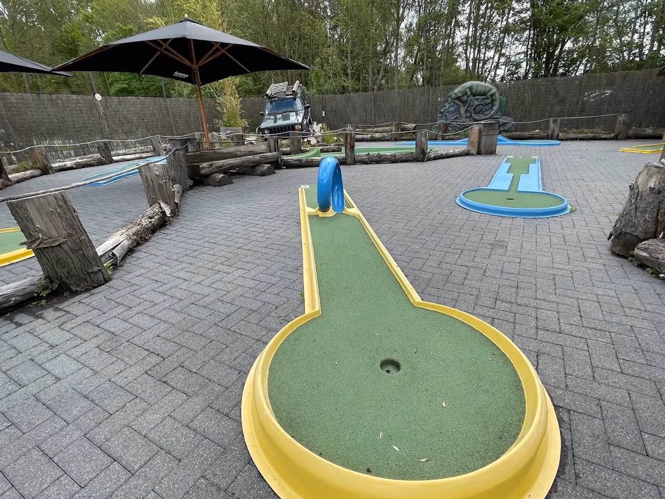Trou de mini golf sur une piste jaune du parcours extérieur